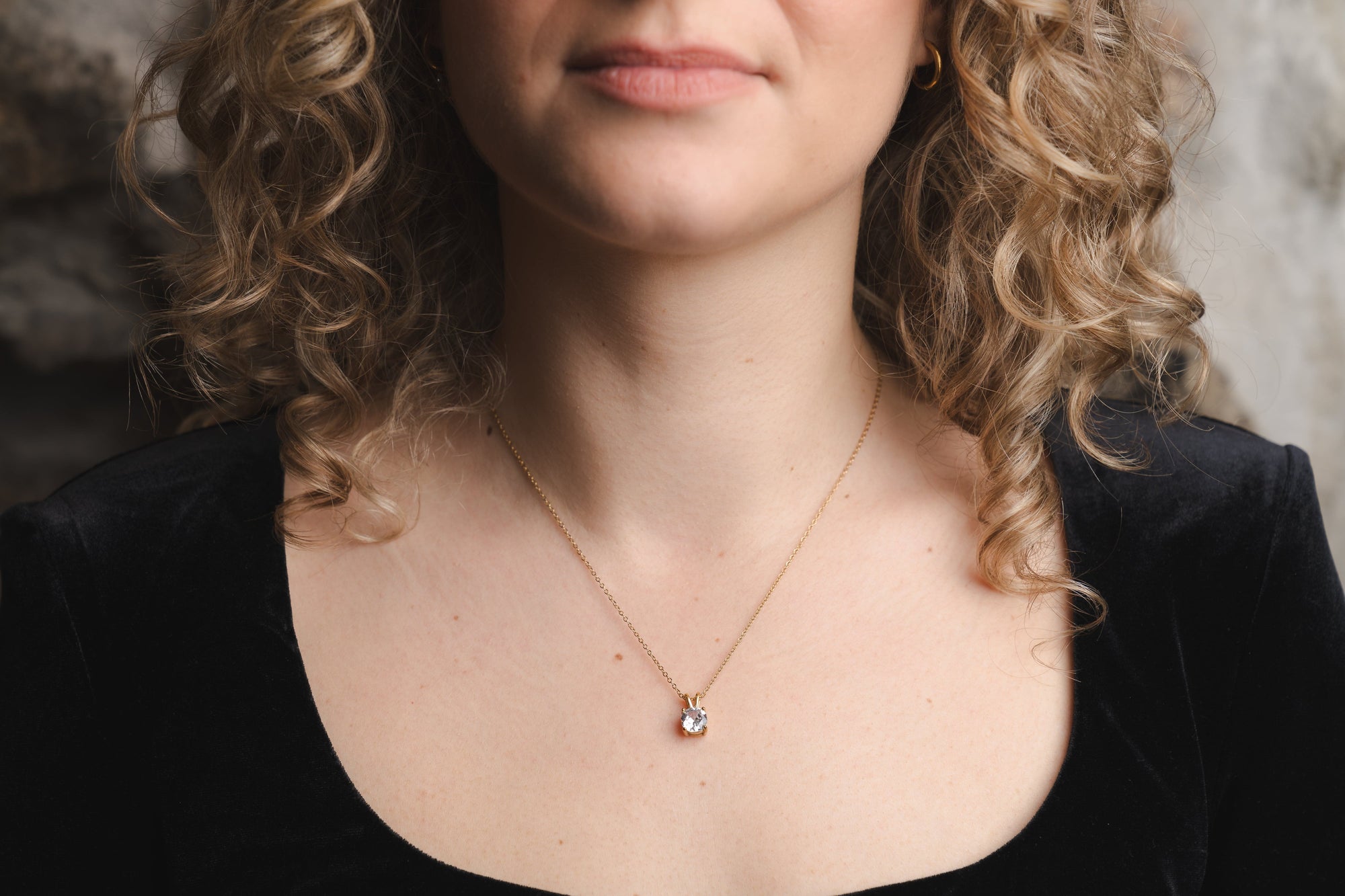 Goldene Halskette mit Zirkonia-Anhänger – Zeitlose Schönheit