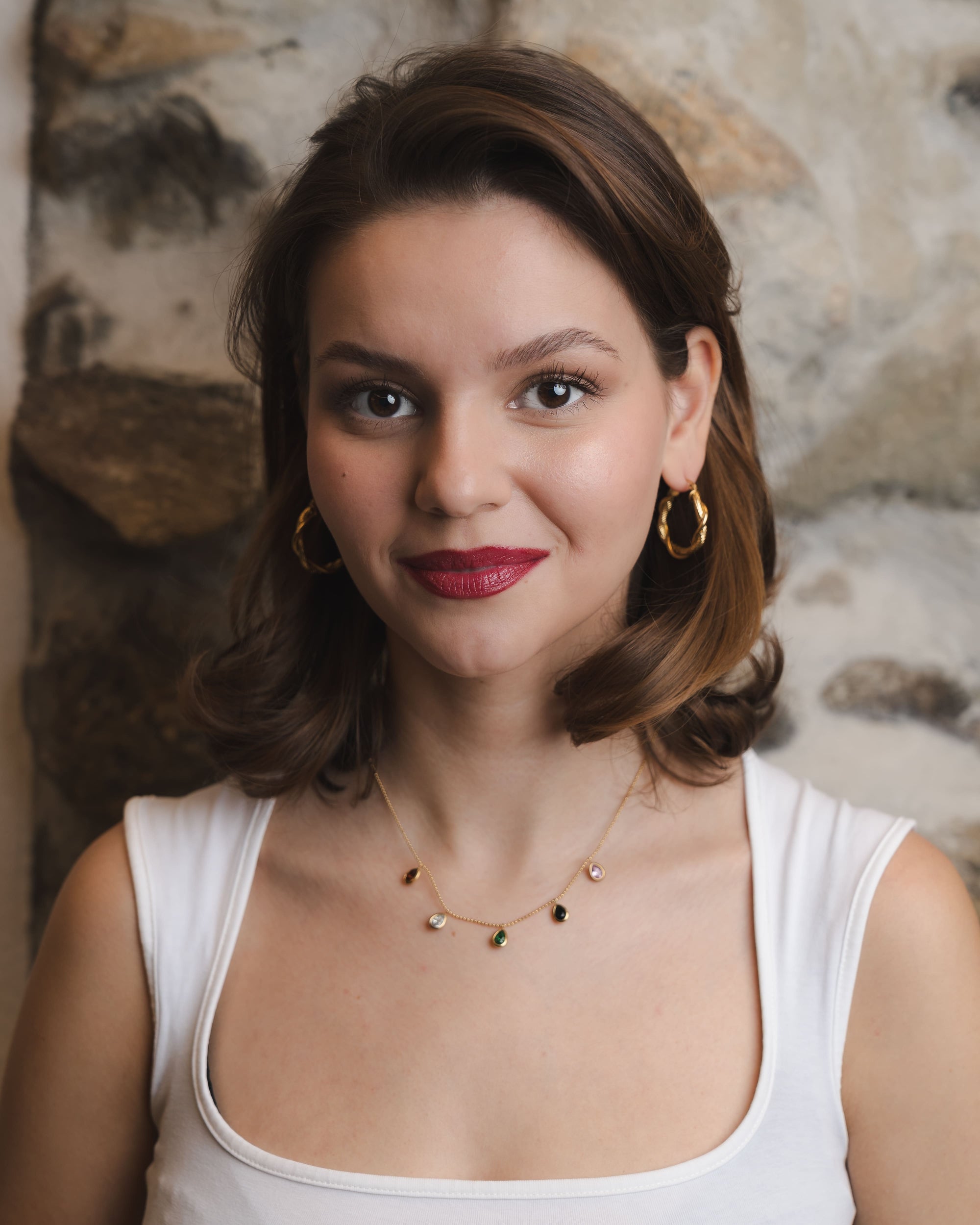 Goldene Halskette mit bunten Tropfen-Anhängern