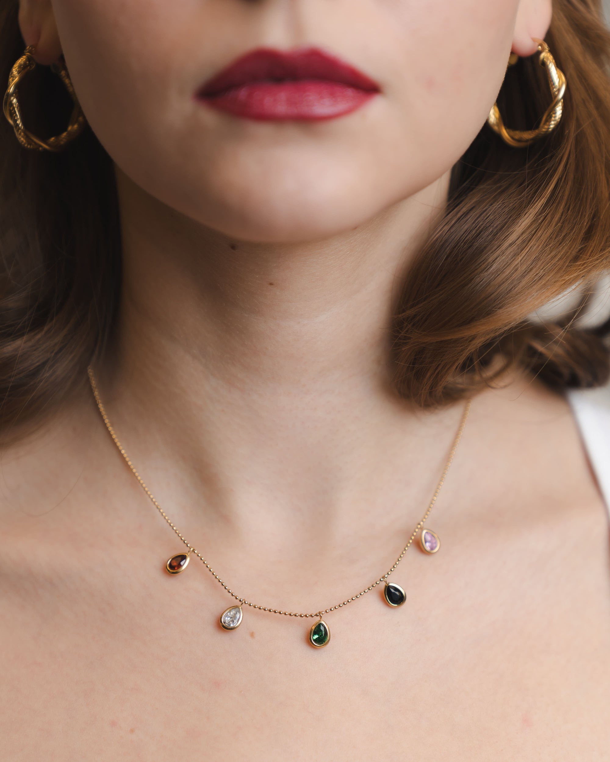 Goldene Halskette mit bunten Tropfen-Anhängern