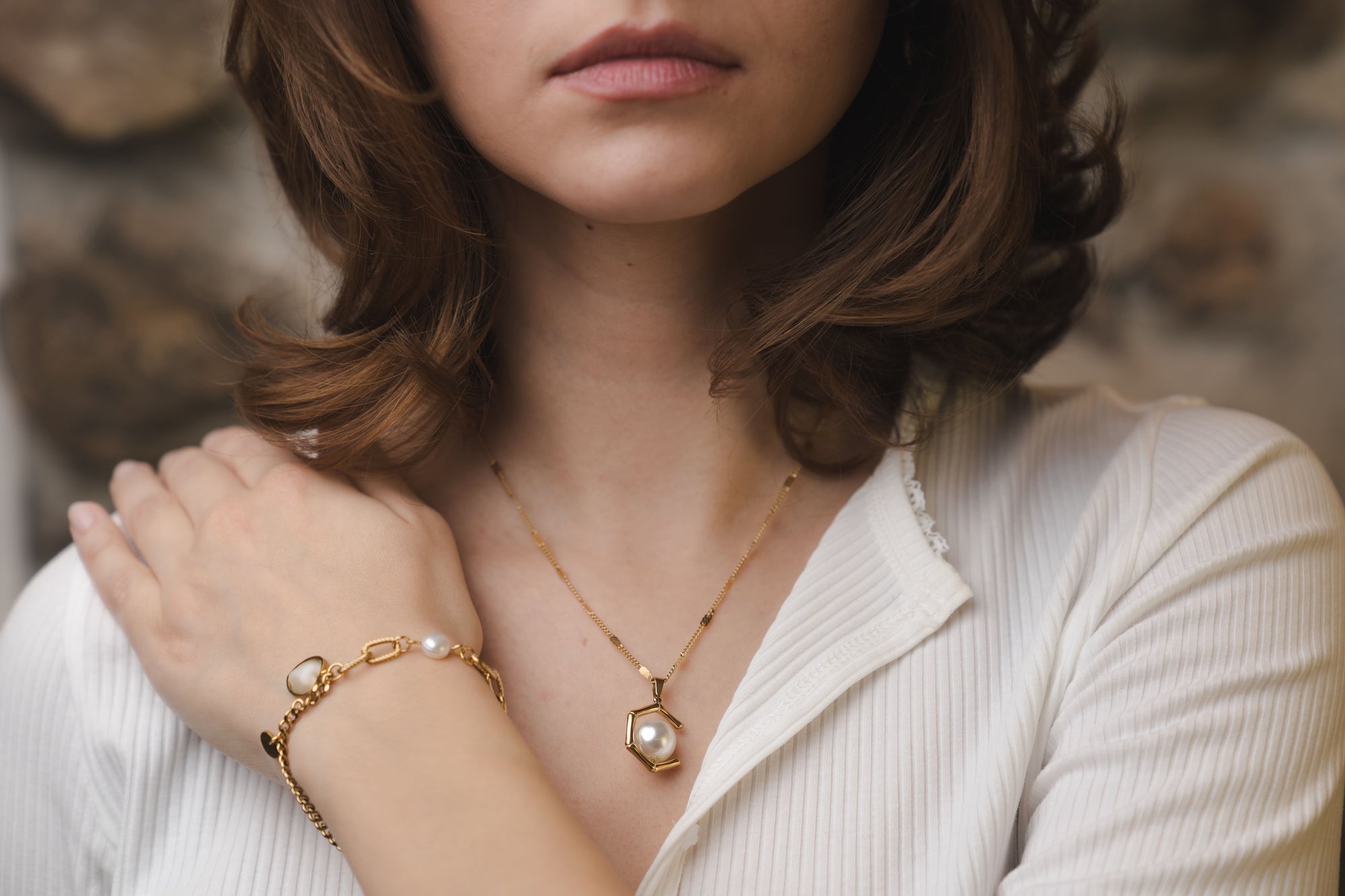 Goldene Halskette mit grosser Perle – Moderne Eleganz