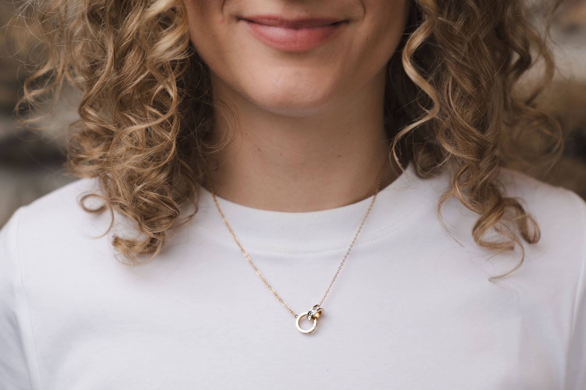 Goldene Halskette mit Ringen – Schmuck für Ewigkeit