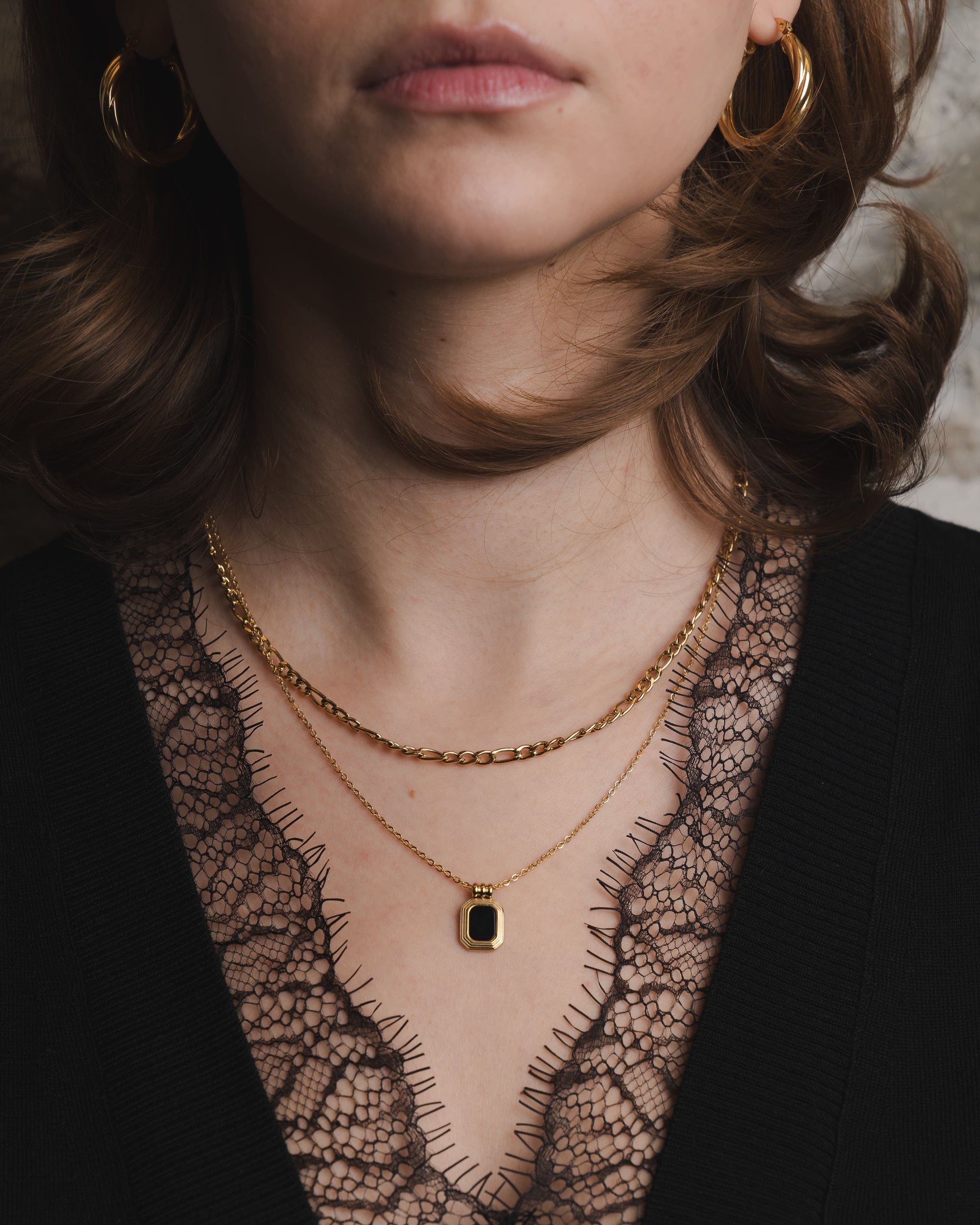 Layered Halskette mit schwarzem Anhänger – Goldener Stil