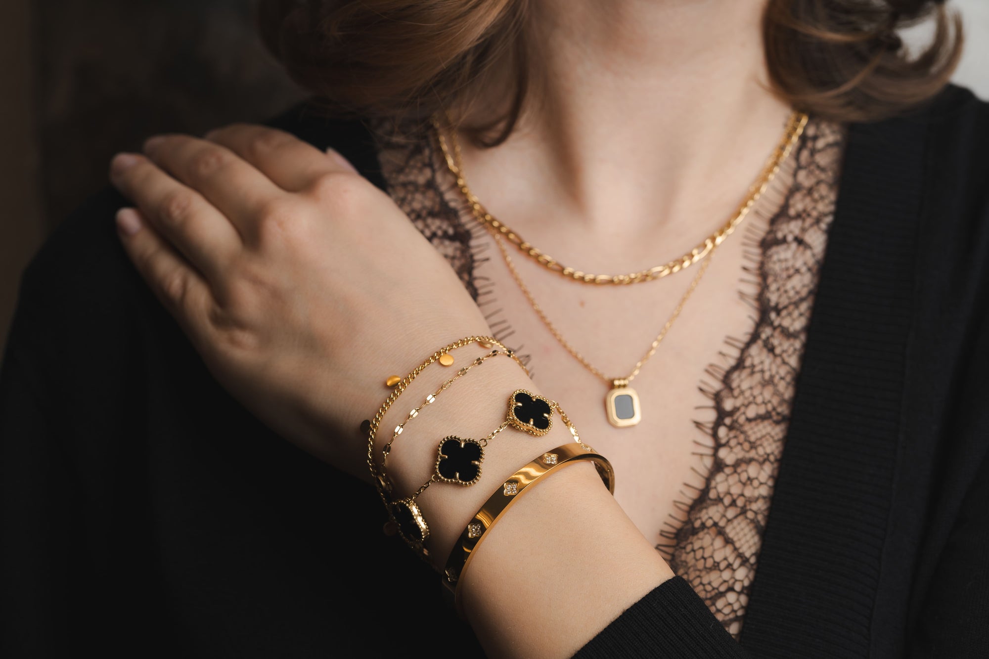 Layered Halskette mit schwarzem Anhänger – Goldener Stil