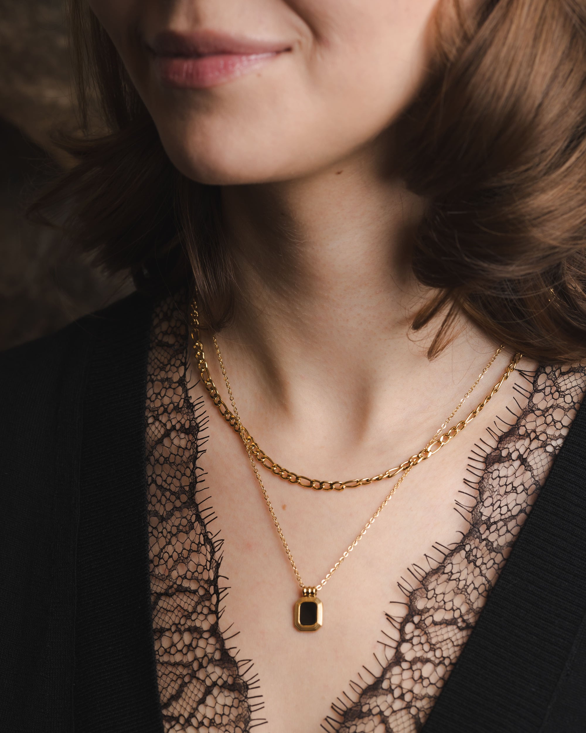 Layered Halskette mit schwarzem Anhänger – Goldener Stil