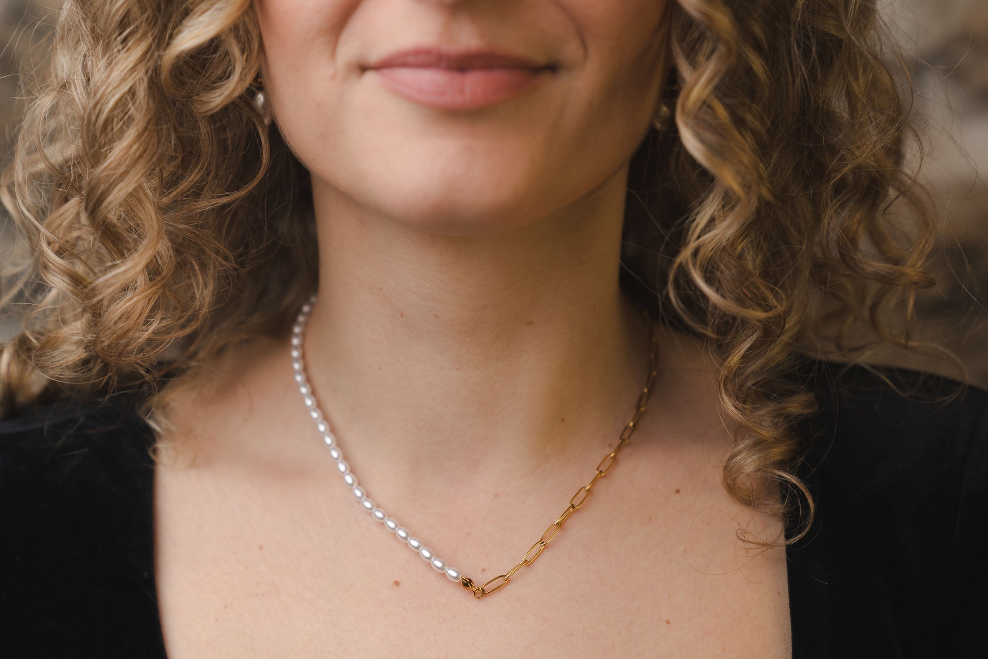 Goldene Halskette mit Perlen und Gliederkette