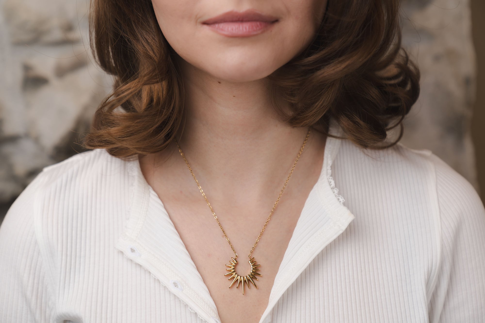 Goldene Halskette mit Sonnendesign – Strahlender Schmuck