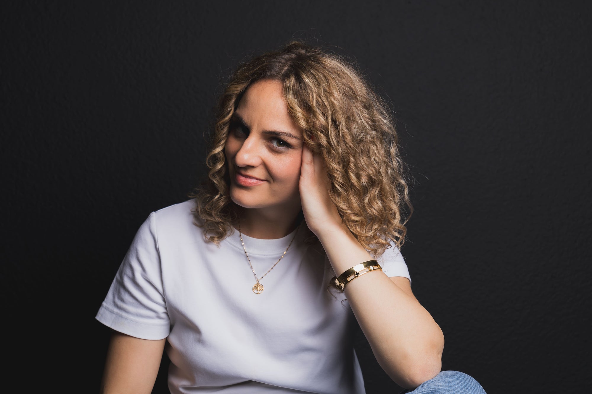 Goldene Halskette mit Lebensbaum-Anhänger – Symbolischer Schmuck