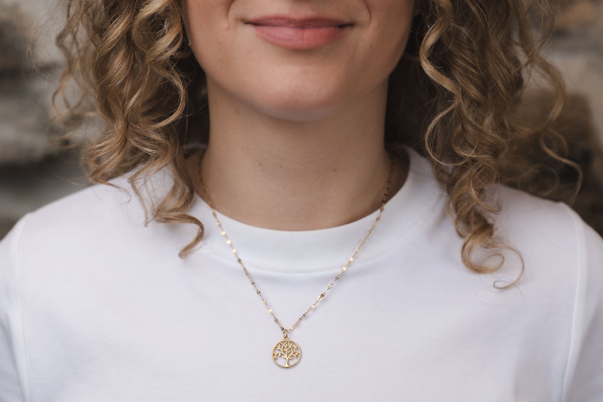 Goldene Halskette mit Lebensbaum-Anhänger – Symbolischer Schmuck