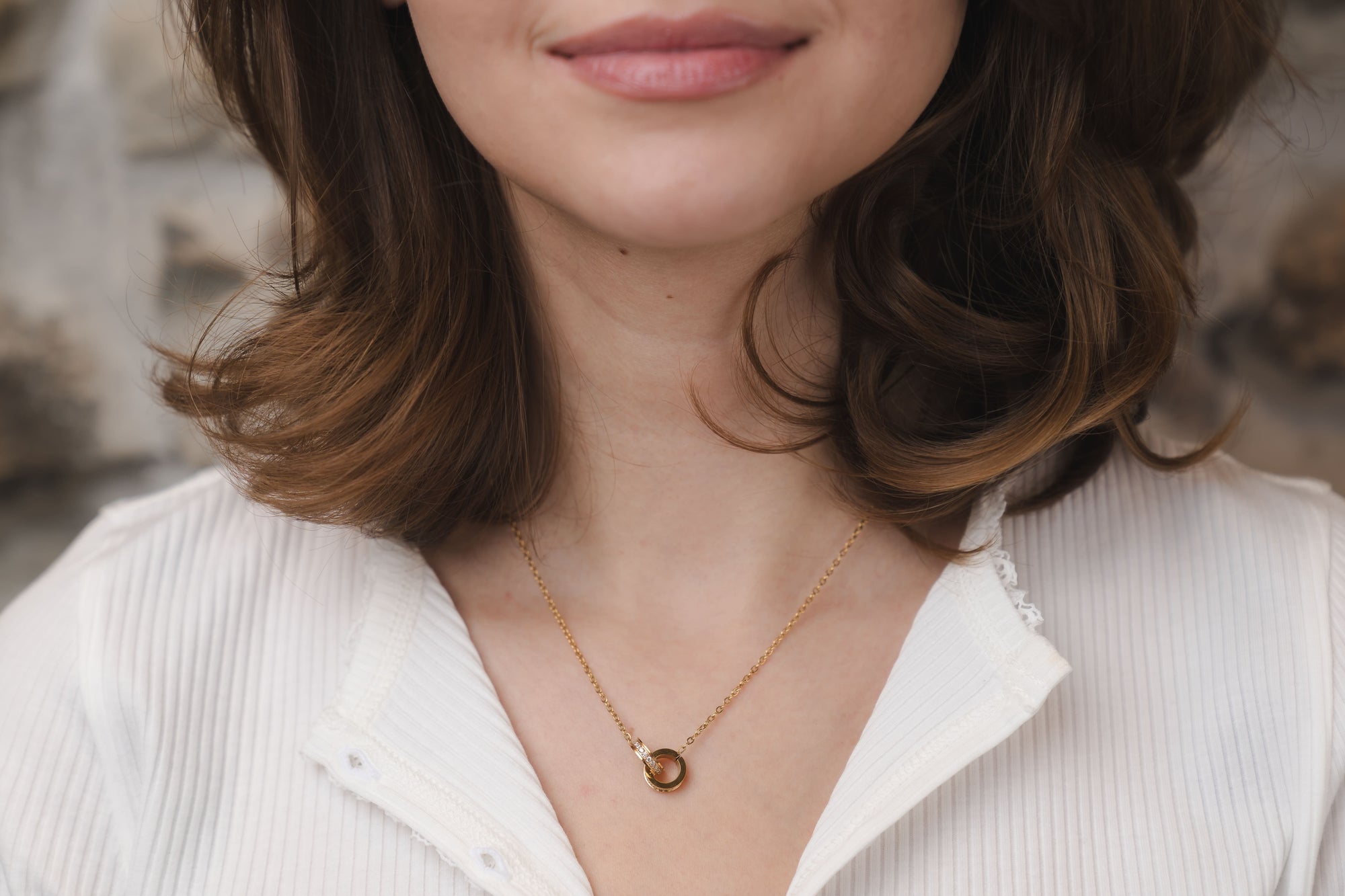 Goldene Halskette mit Ringen und funkelnden Zirkonia