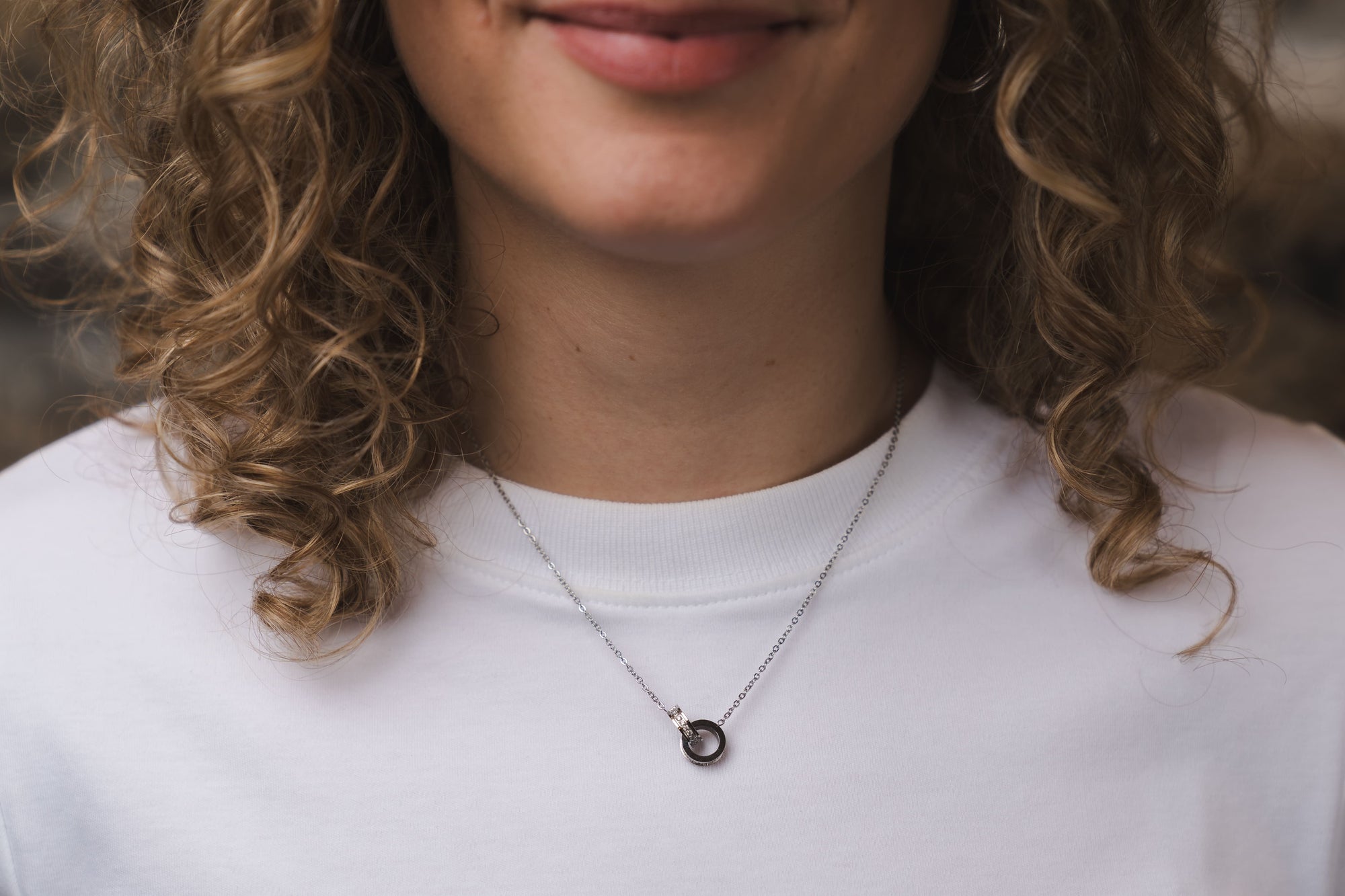 Silberne Halskette mit Zirkonia-Ringen