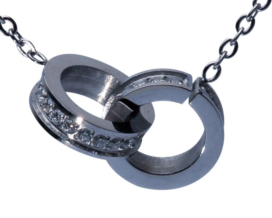 Silberne Halskette mit Zirkonia-Ringen