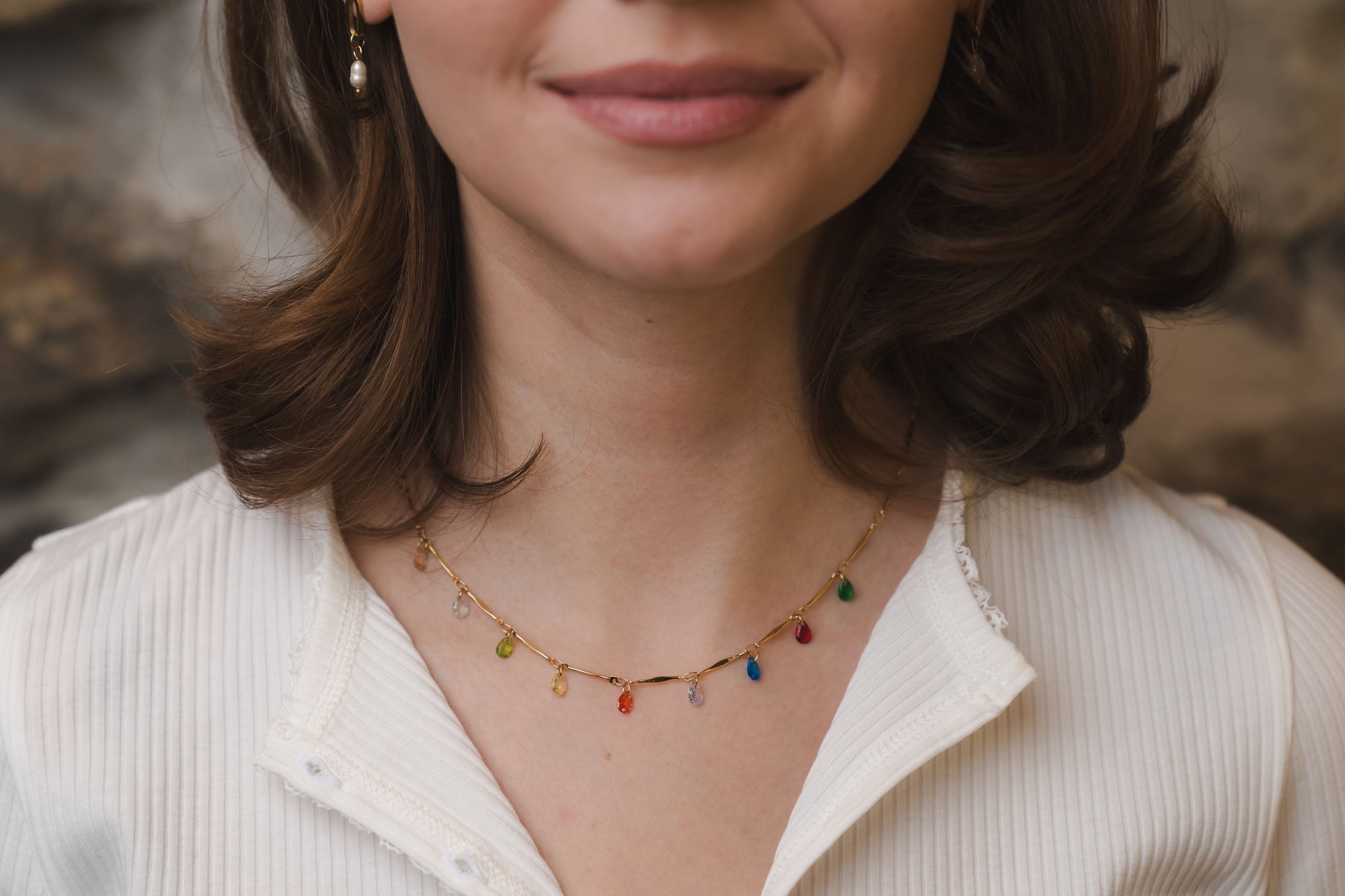 Goldene Halskette mit bunten Tropfenanhängern