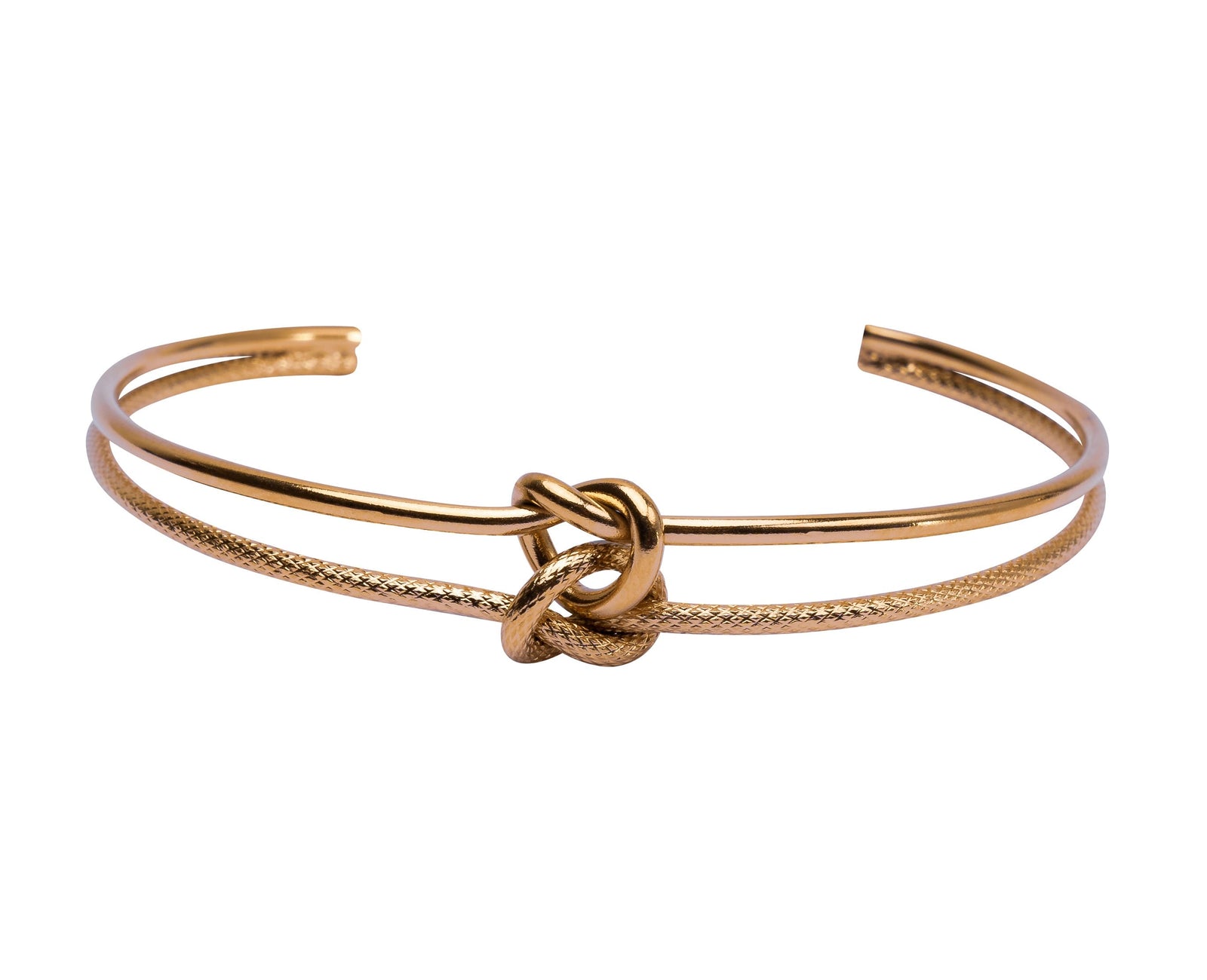 Goldener Armreifen mit Knotendesign – moderner Look