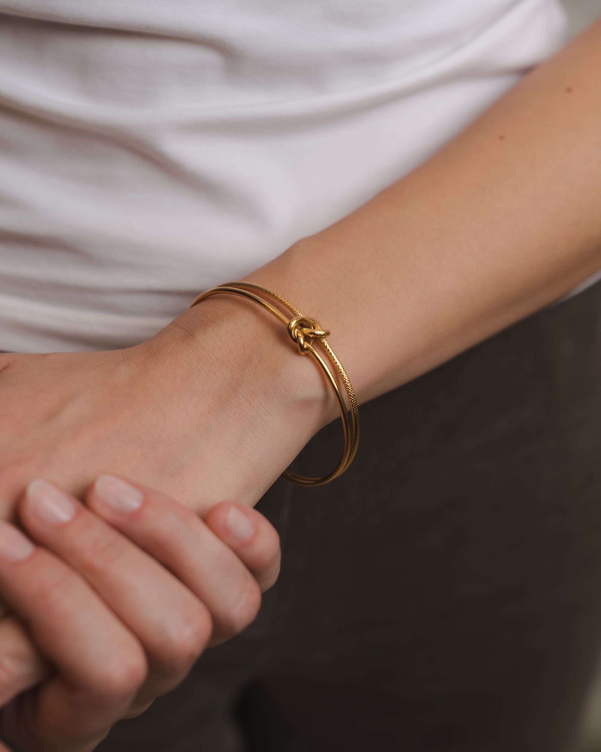 Goldener Armreifen mit Knotendesign – moderner Look
