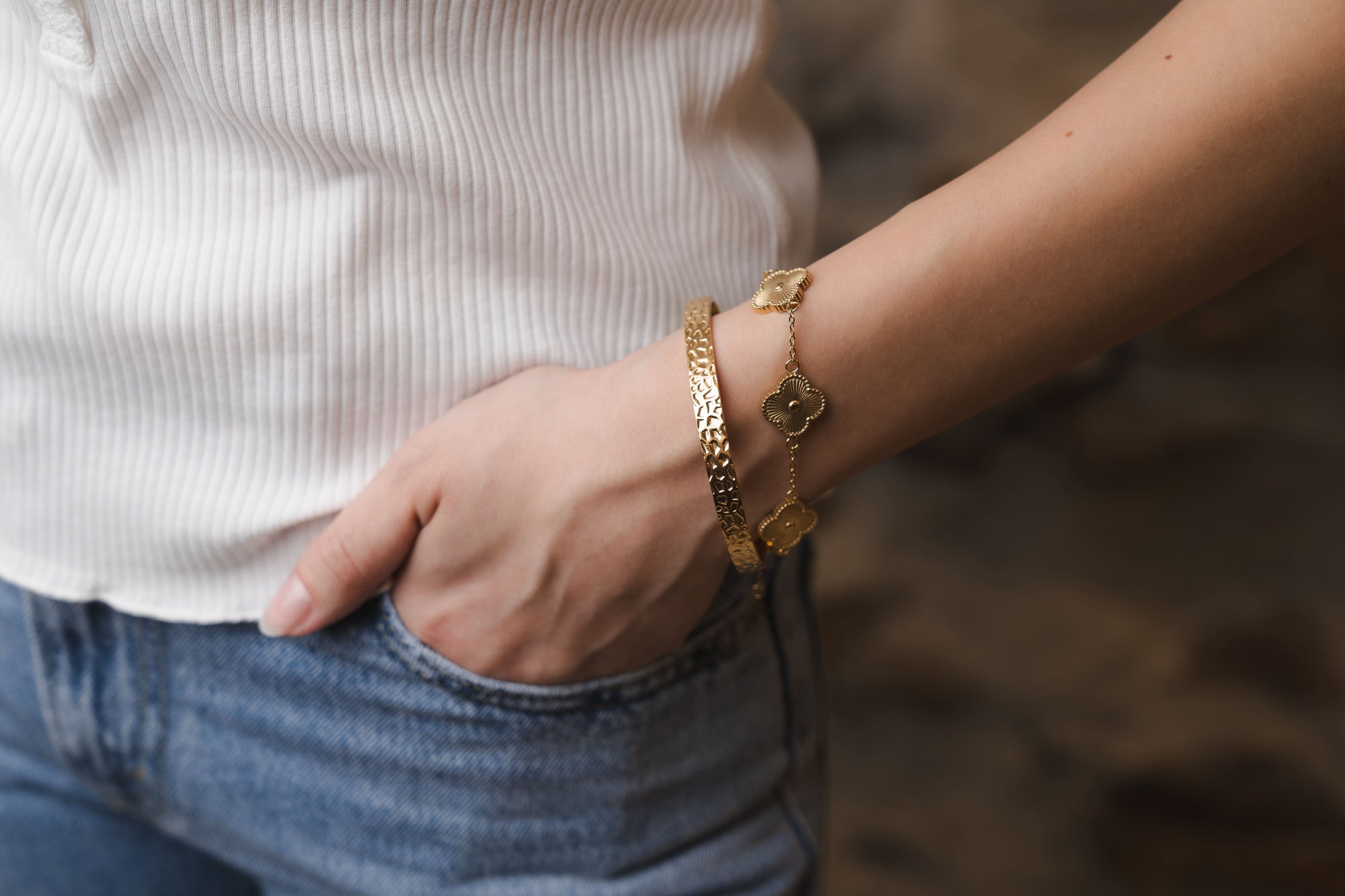 Goldene Armreifen mit gehämmerter Oberfläche – edler Look