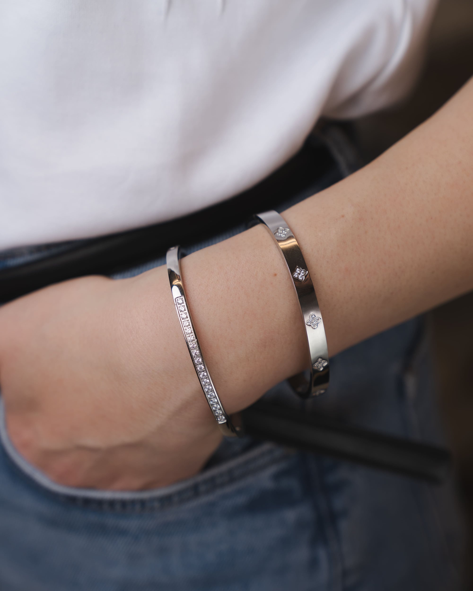 Silberne Armreifen mit Zirkonia – dezente Eleganz