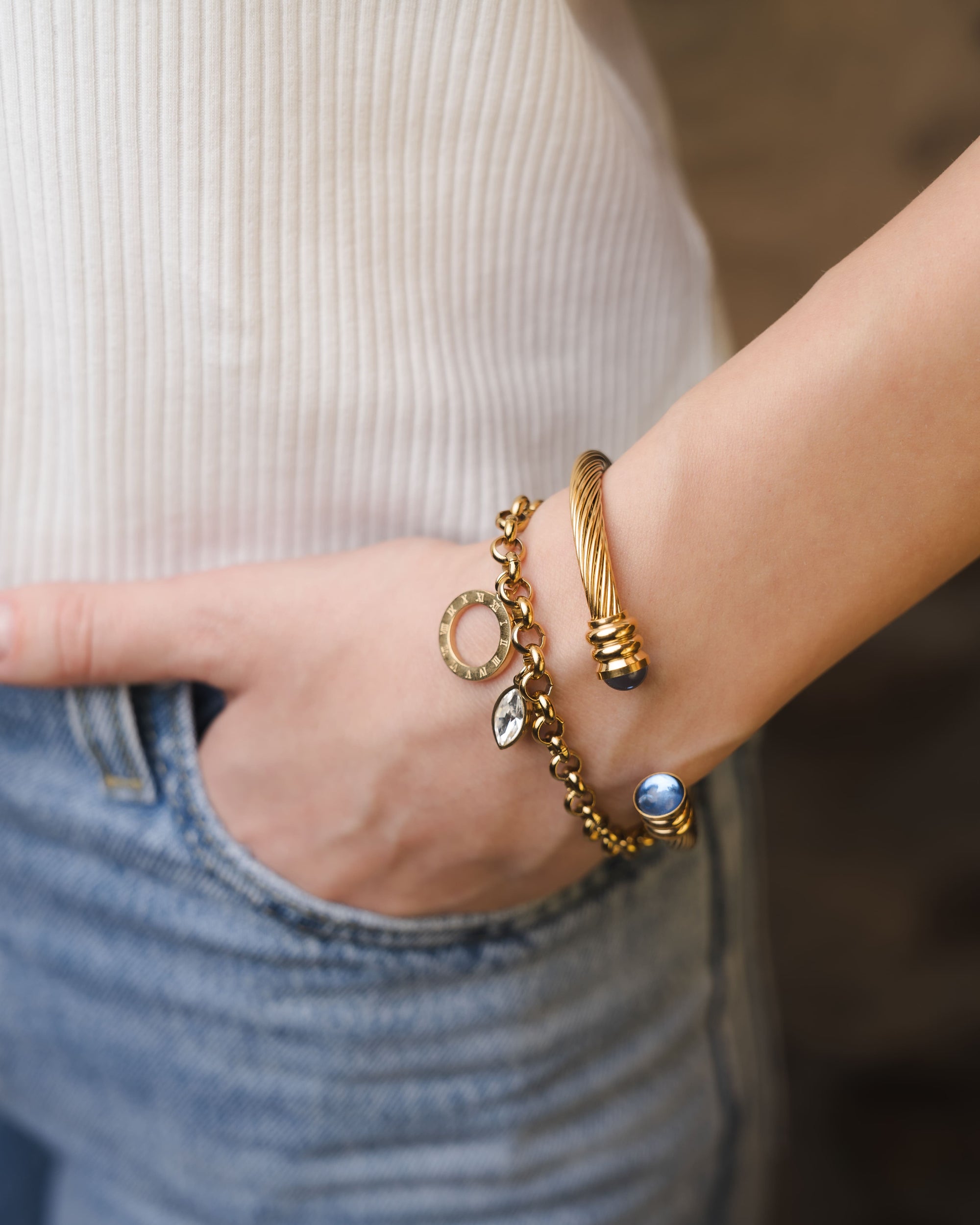 Vergoldeter Armreifen mit blauen Steinen – moderner Look