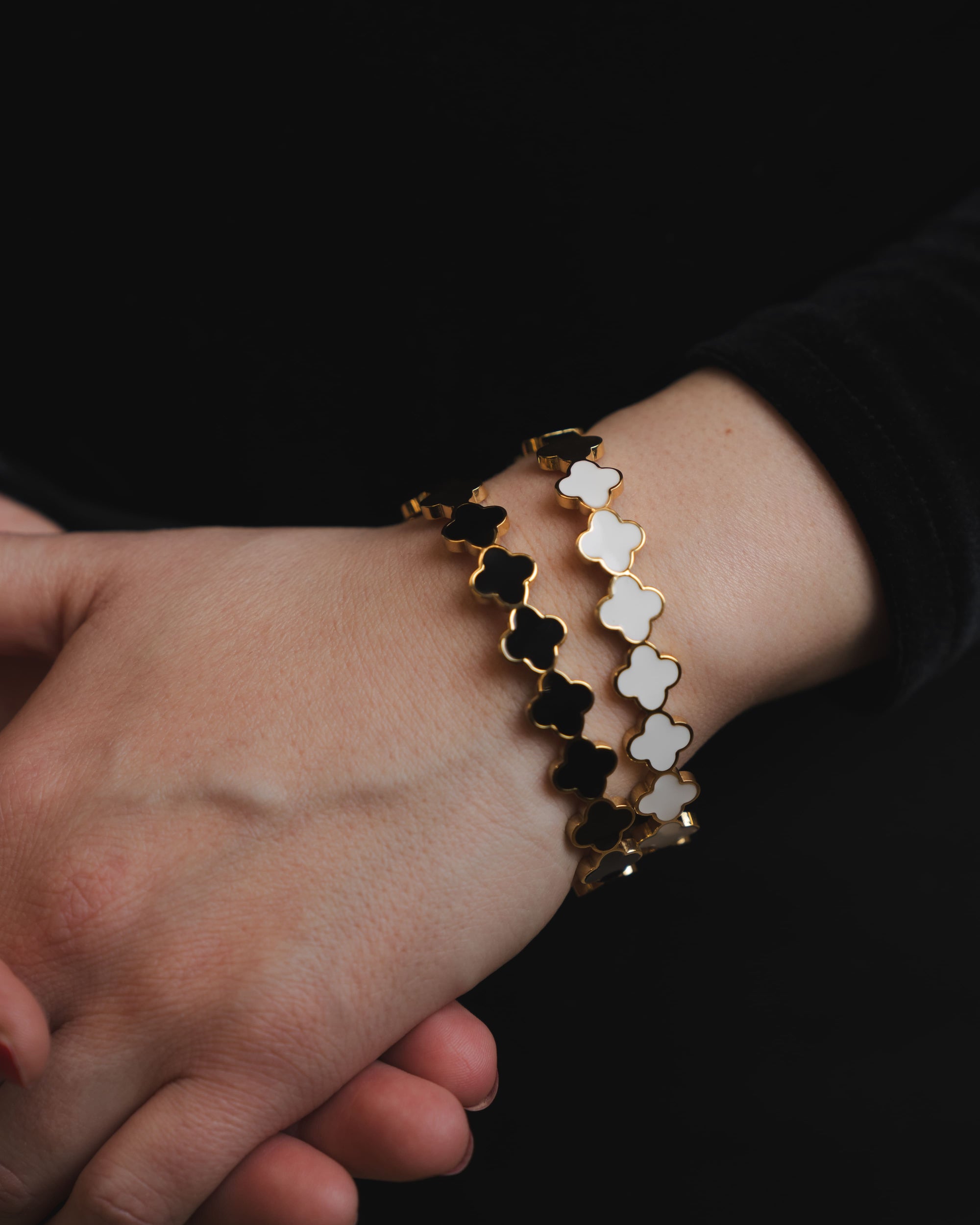 Armreifen mit schwarzem Kleeblatt-Design, elegant