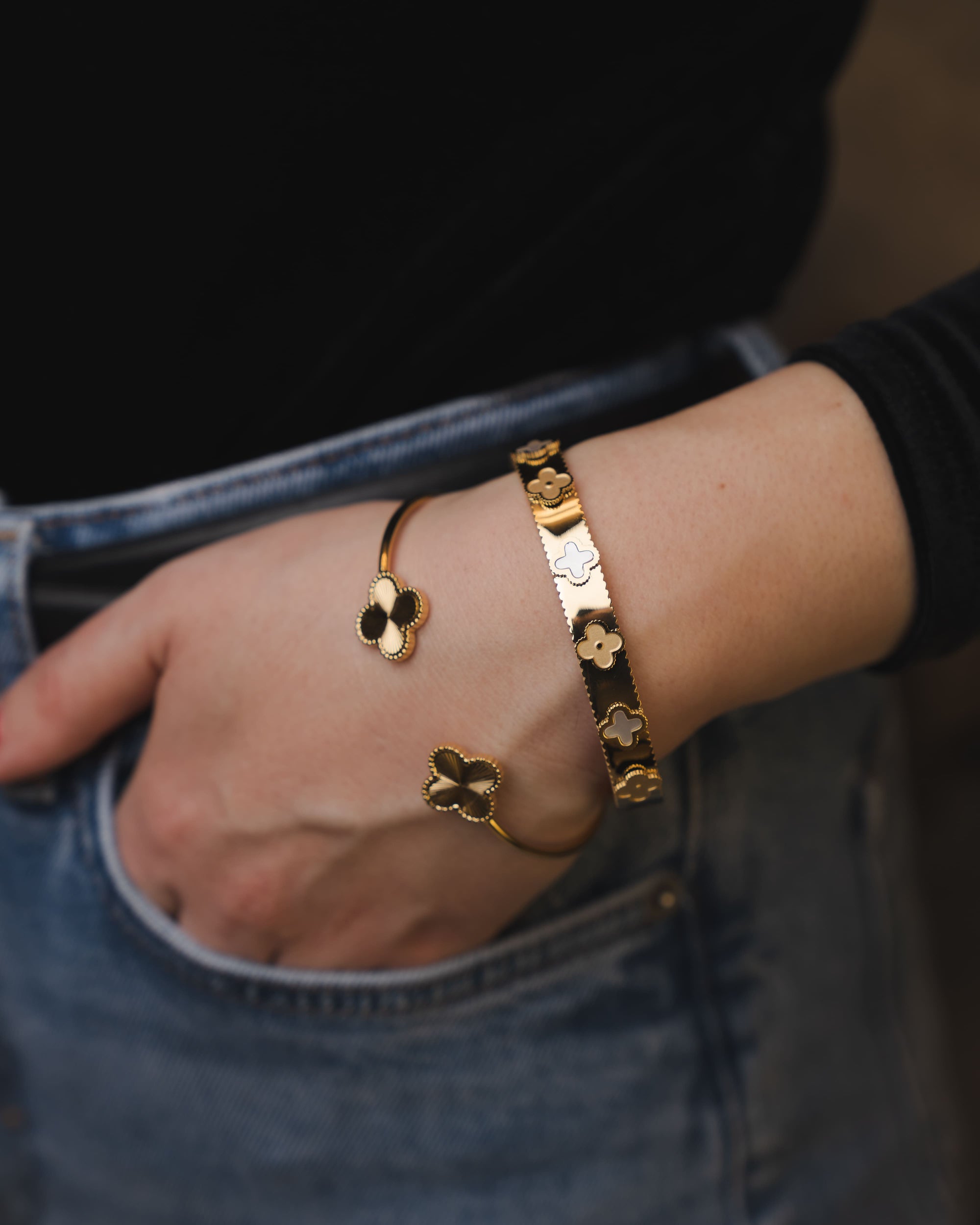 Armreifen Kleeblatt-Design Gold – Eleganter Armschmuck mit Perlmutt