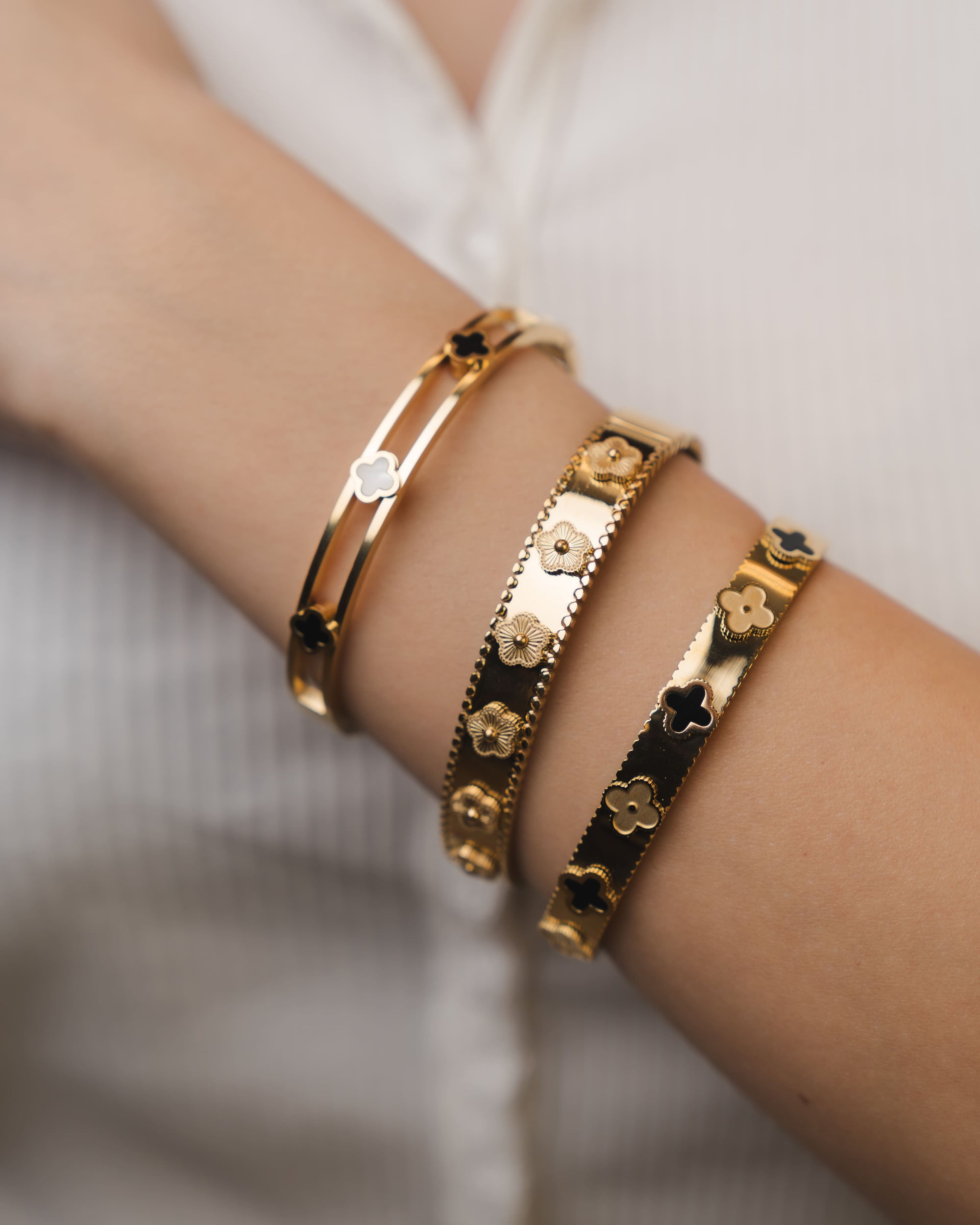 Armreifen Kleeblatt Gold Schwarz – Moderner Armschmuck