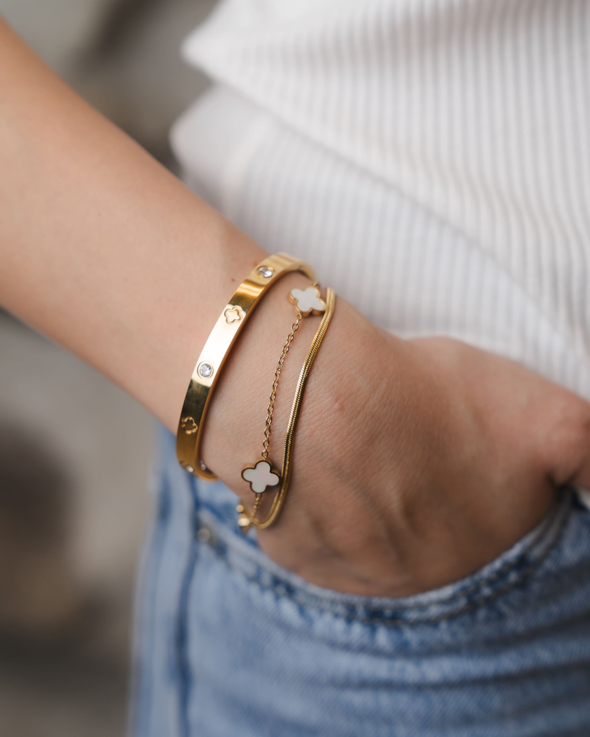 Goldener Armreifen mit Zirkonia und Kleeblatt-Motiv