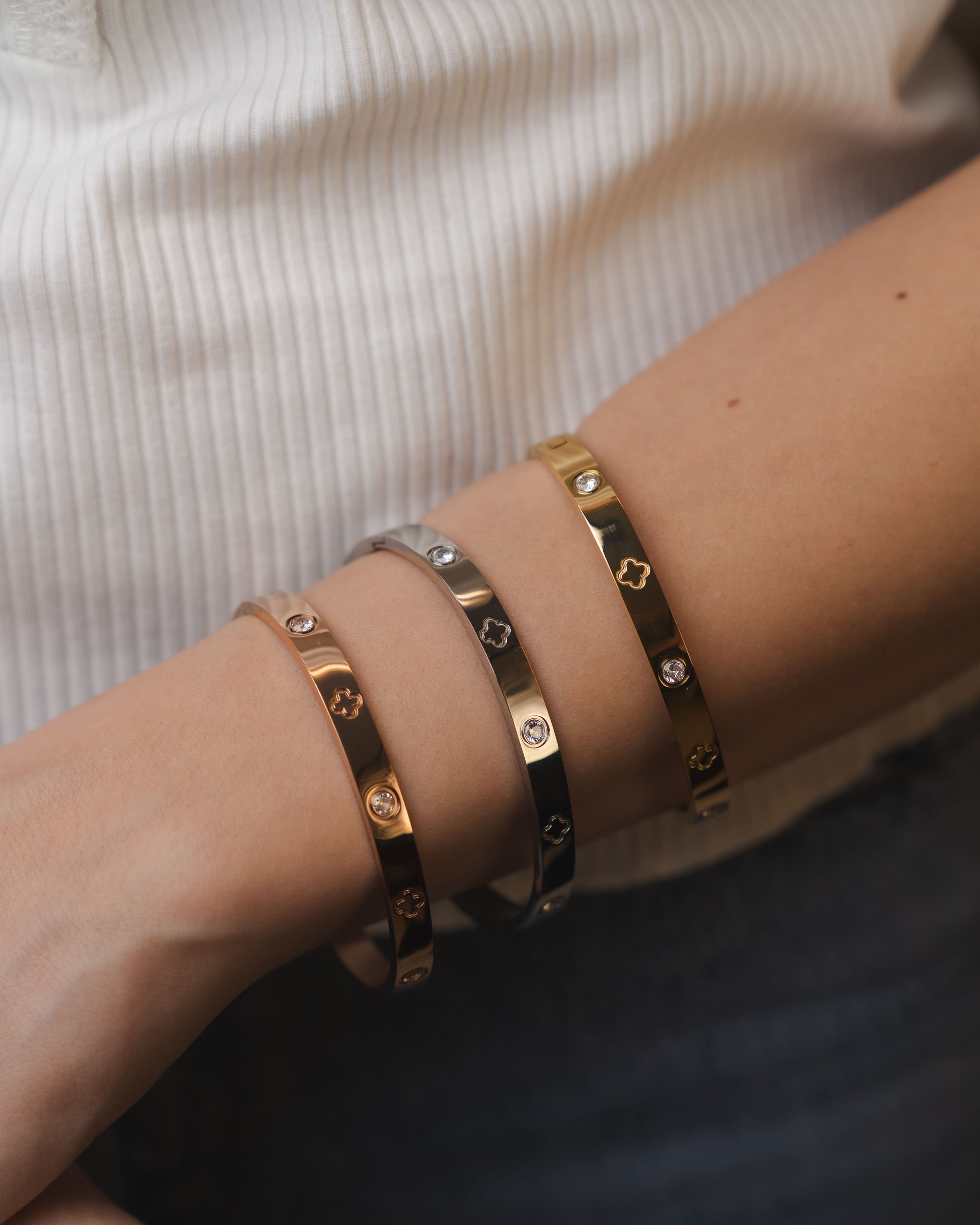 Silberner Armreifen für Damen mit Zirkonia und Kleeblatt-Design