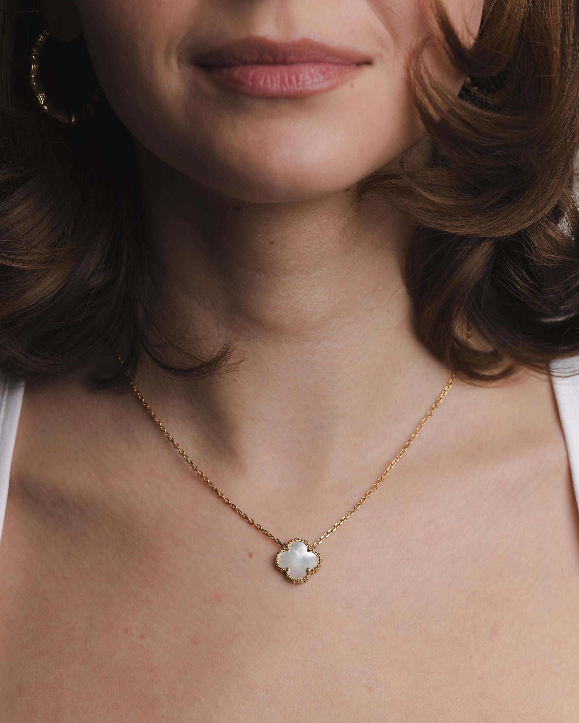 Halskette mit Perlmutt Kleeblatt-Anhänger in Gold