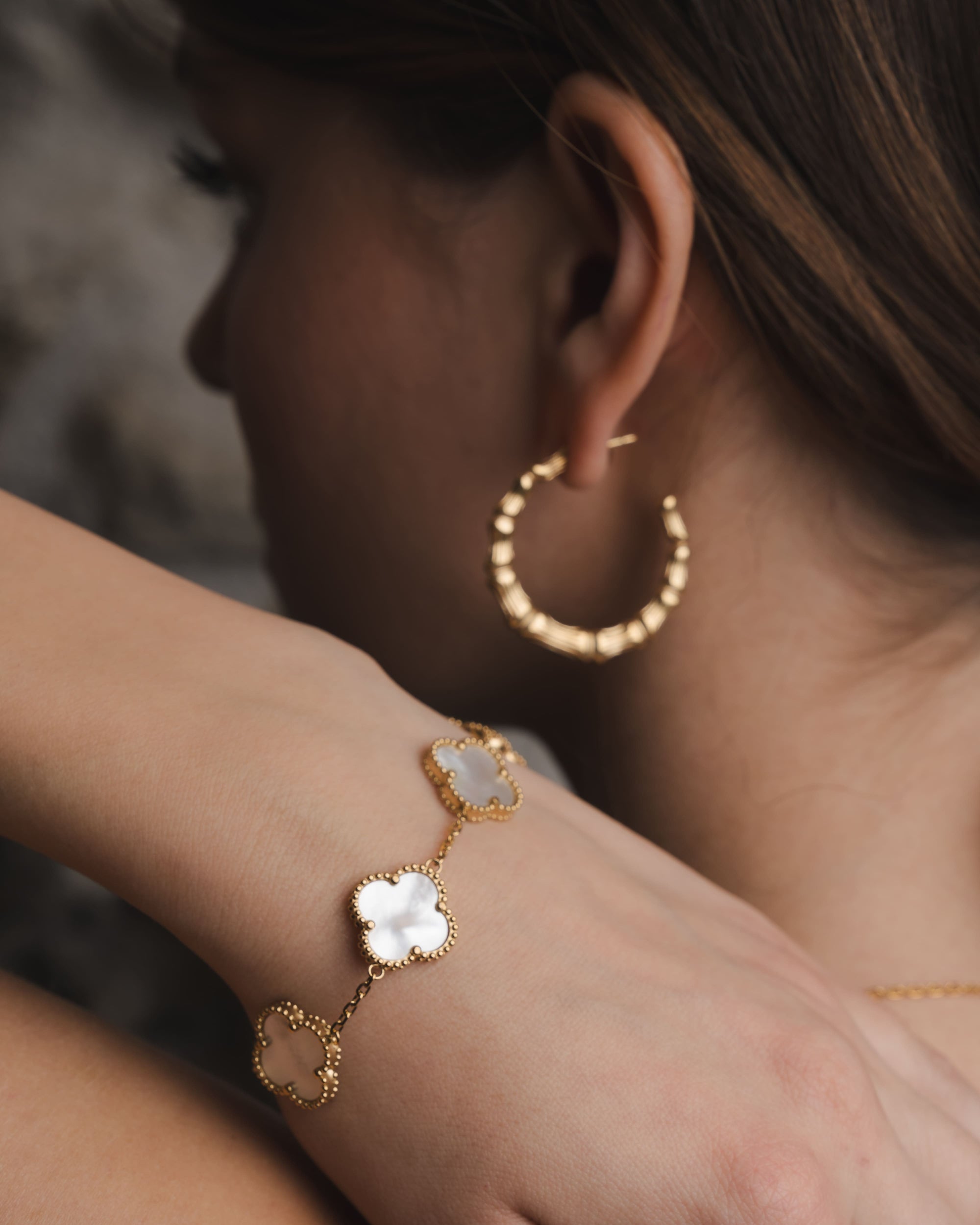 Armschmuck mit Perlmutt Kleeblatt-Elementen in Gold