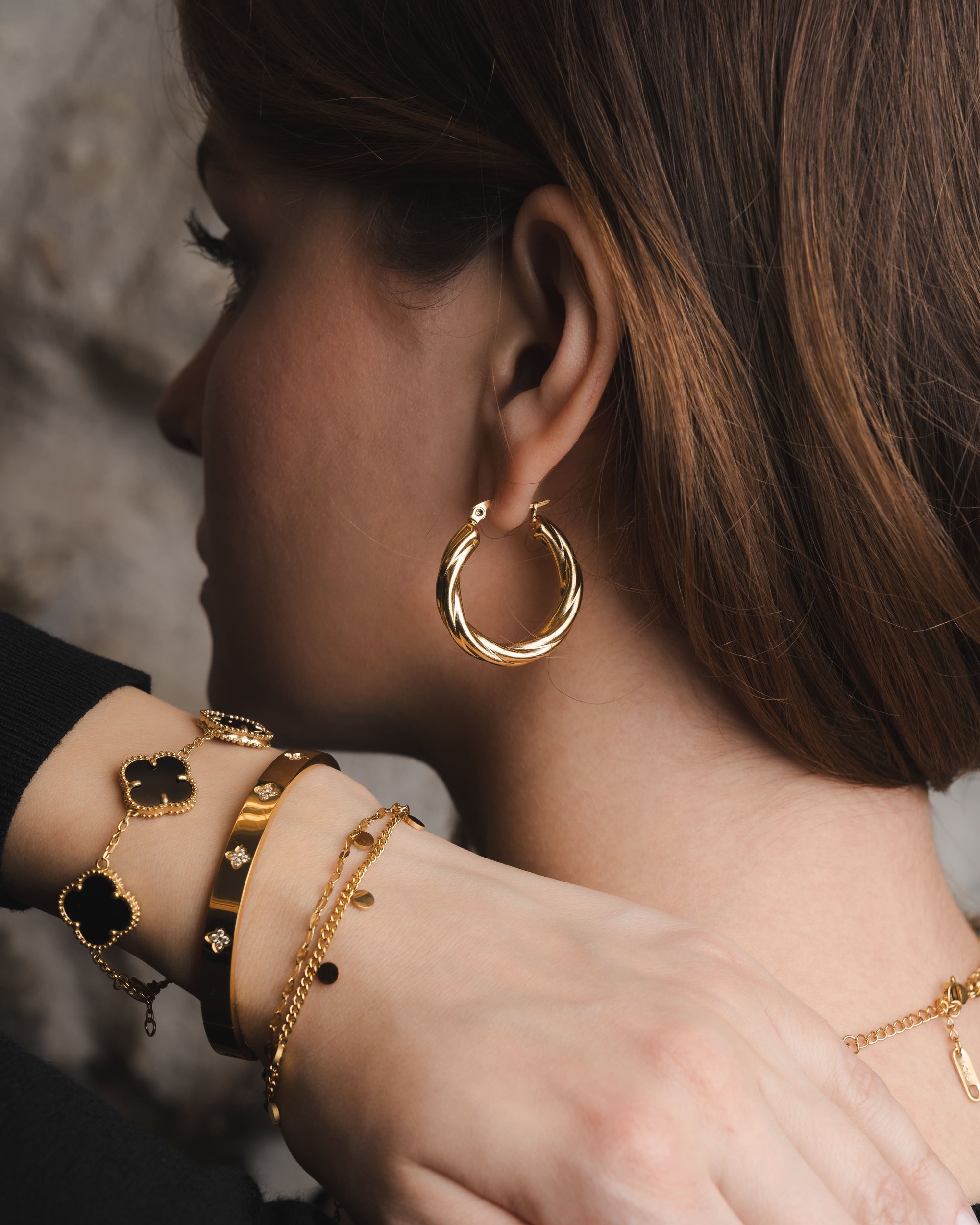 Goldenes Armschmuck mit schwarzen Kleeblättern für Damen