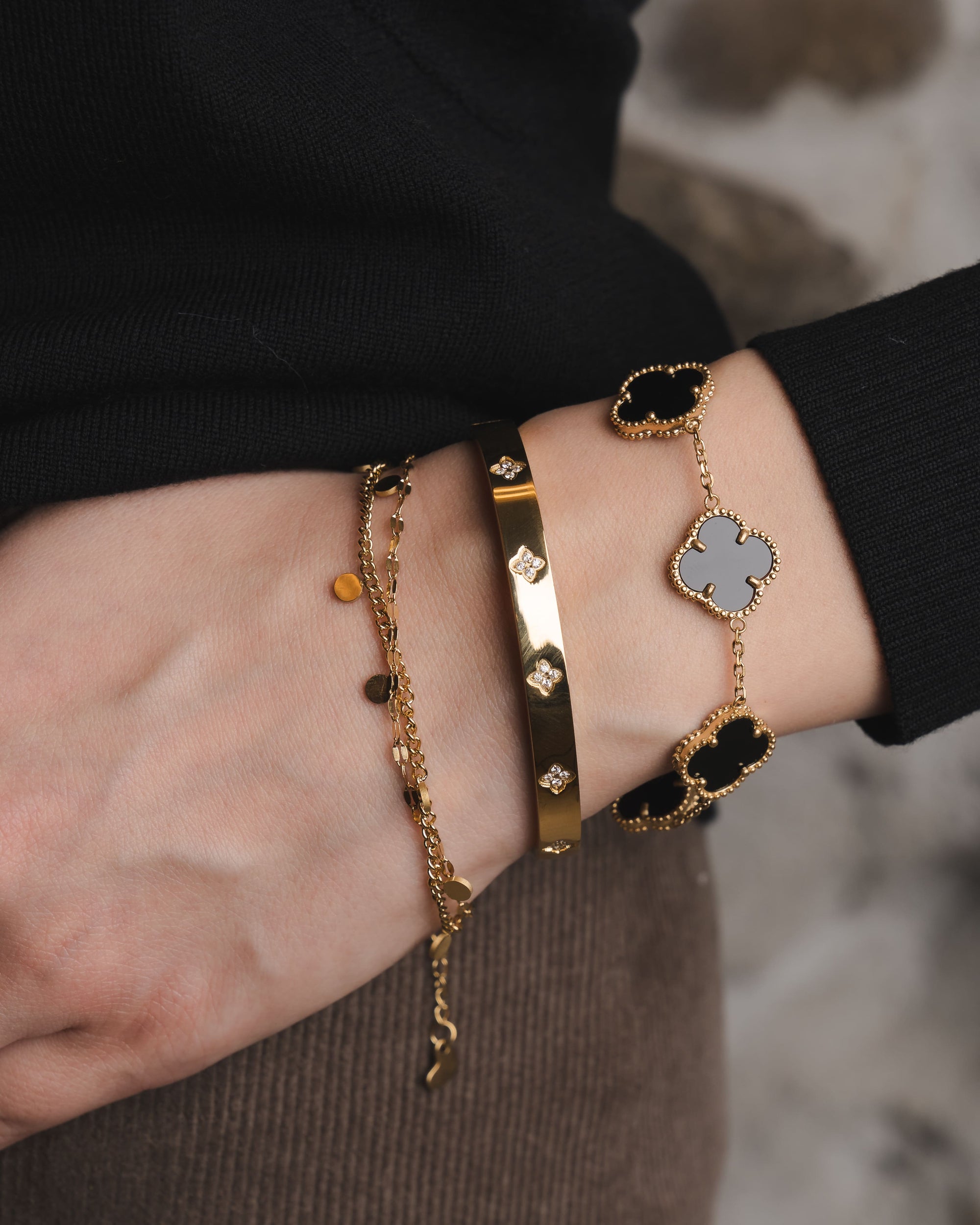 Goldenes Armschmuck mit schwarzen Kleeblättern für Damen