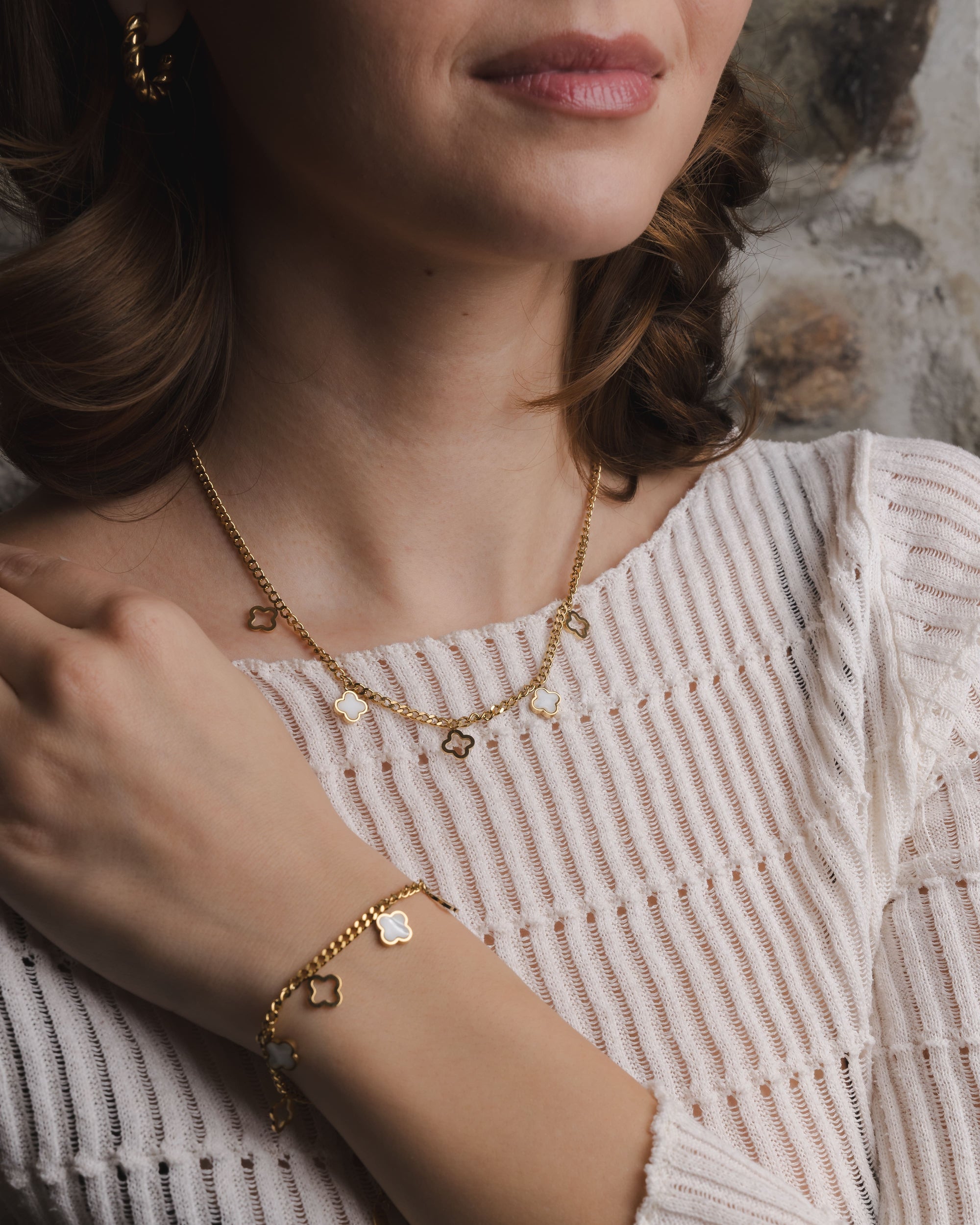 Goldene Halskette mit weissen Kleeblättern und Charms