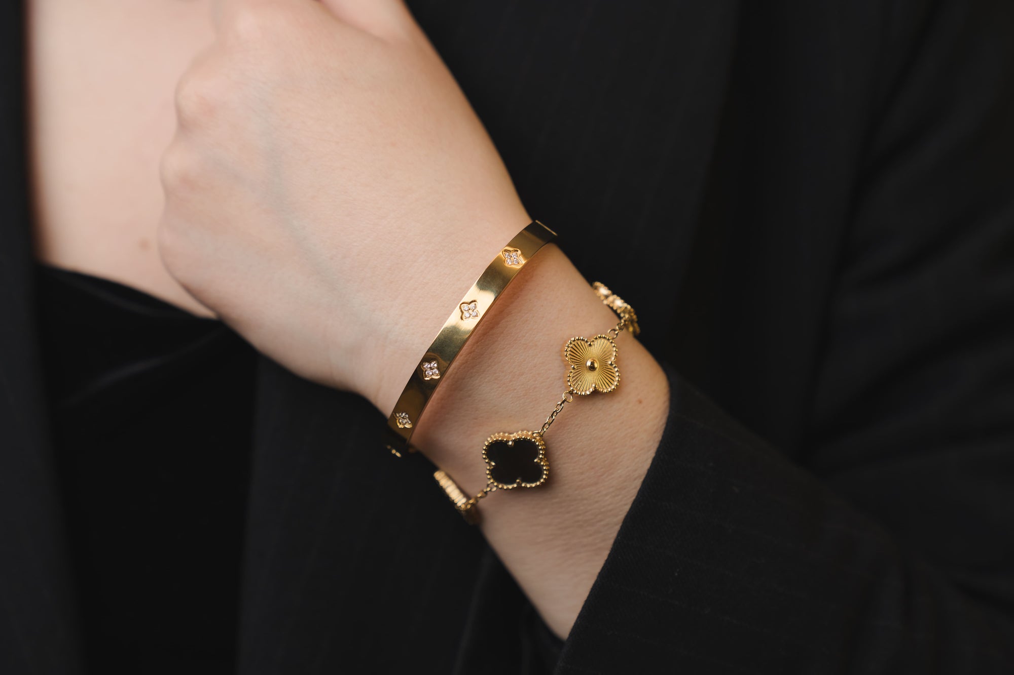 Vergoldeter Armreifen mit Zirkonia und Kleeblatt-Verzierung