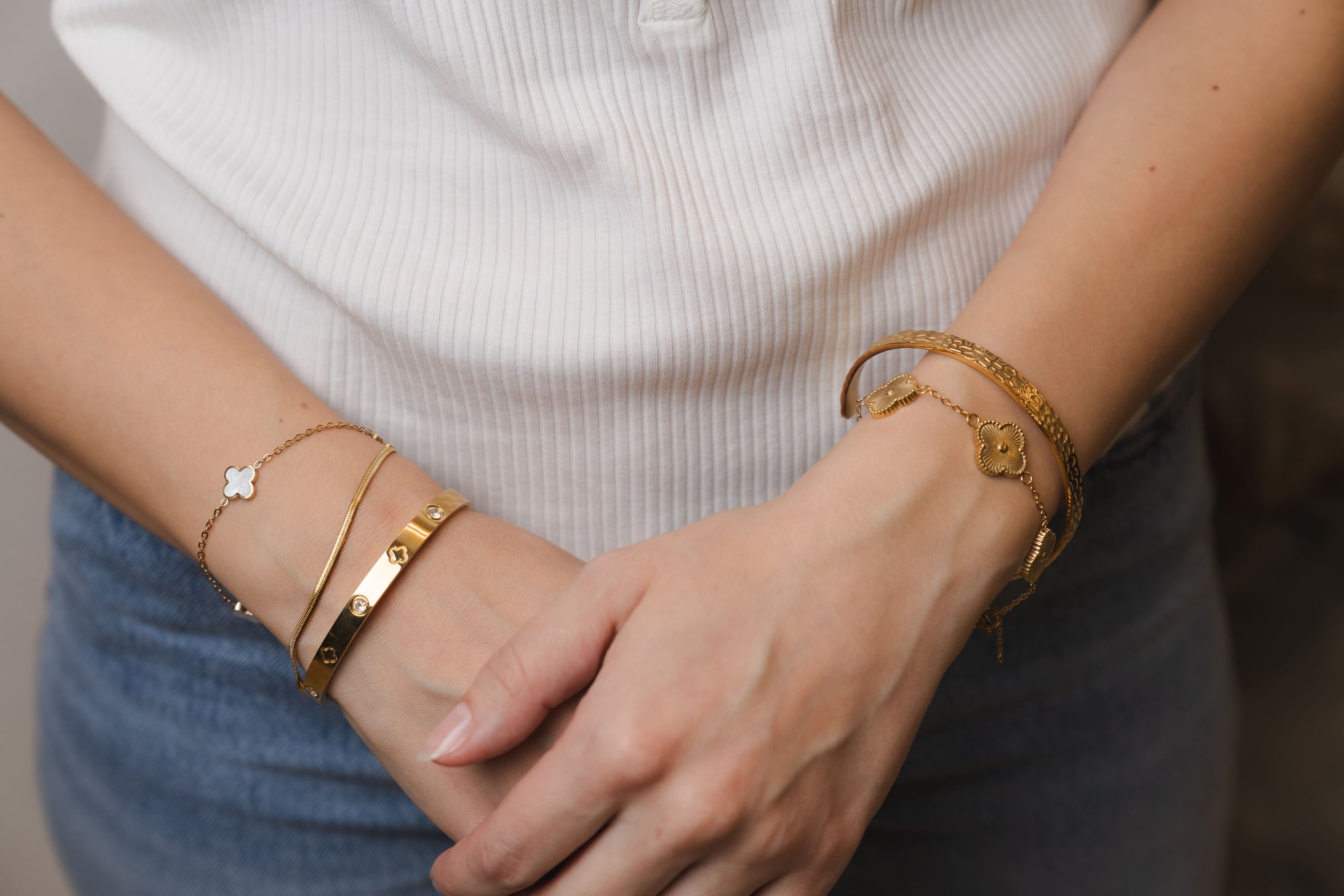 Vergoldetes Armschmuck mit filigranen Kleeblatt-Details