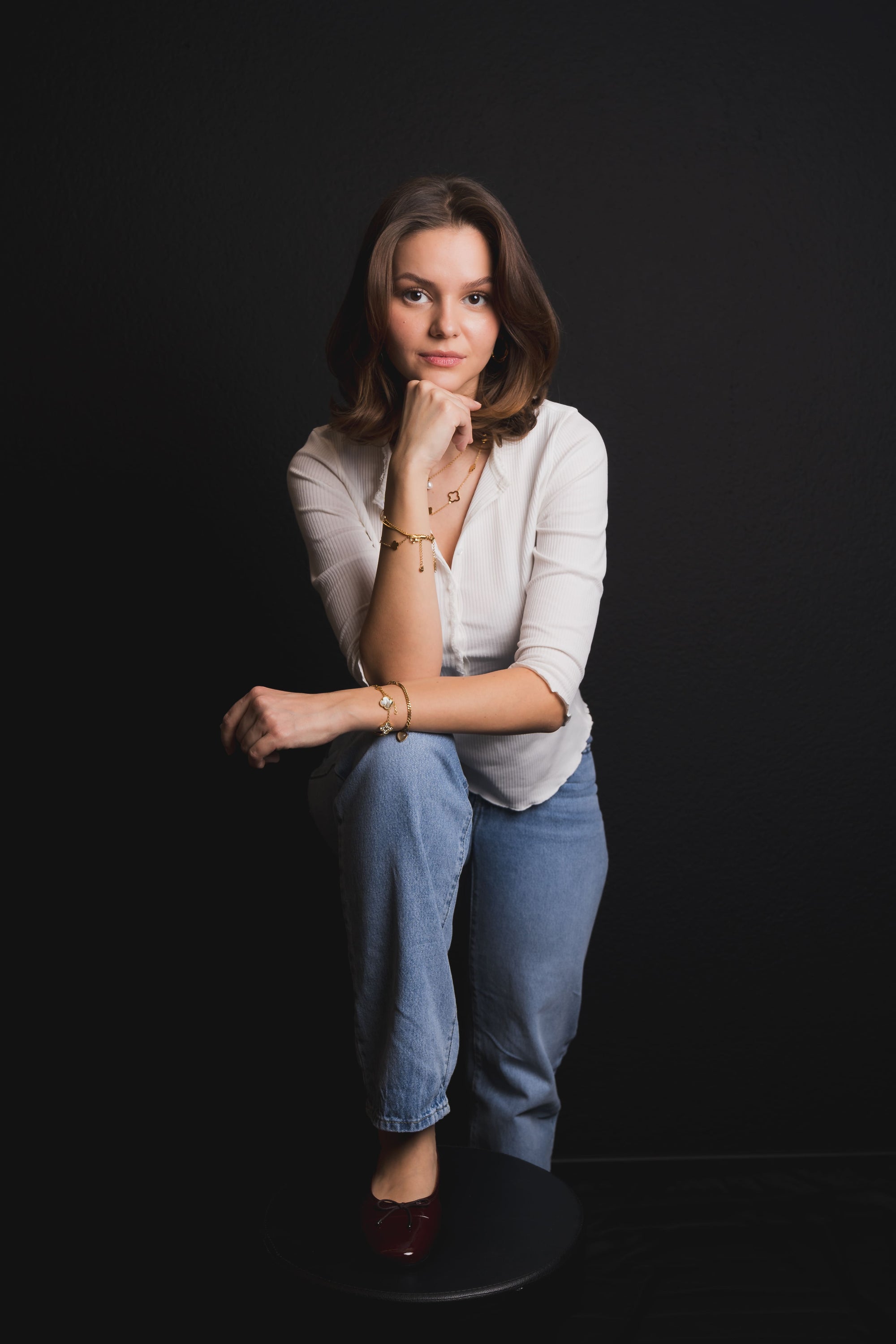 Goldenes Armschmuck mit Perlmutt und Zirkonia-Kleeblättern