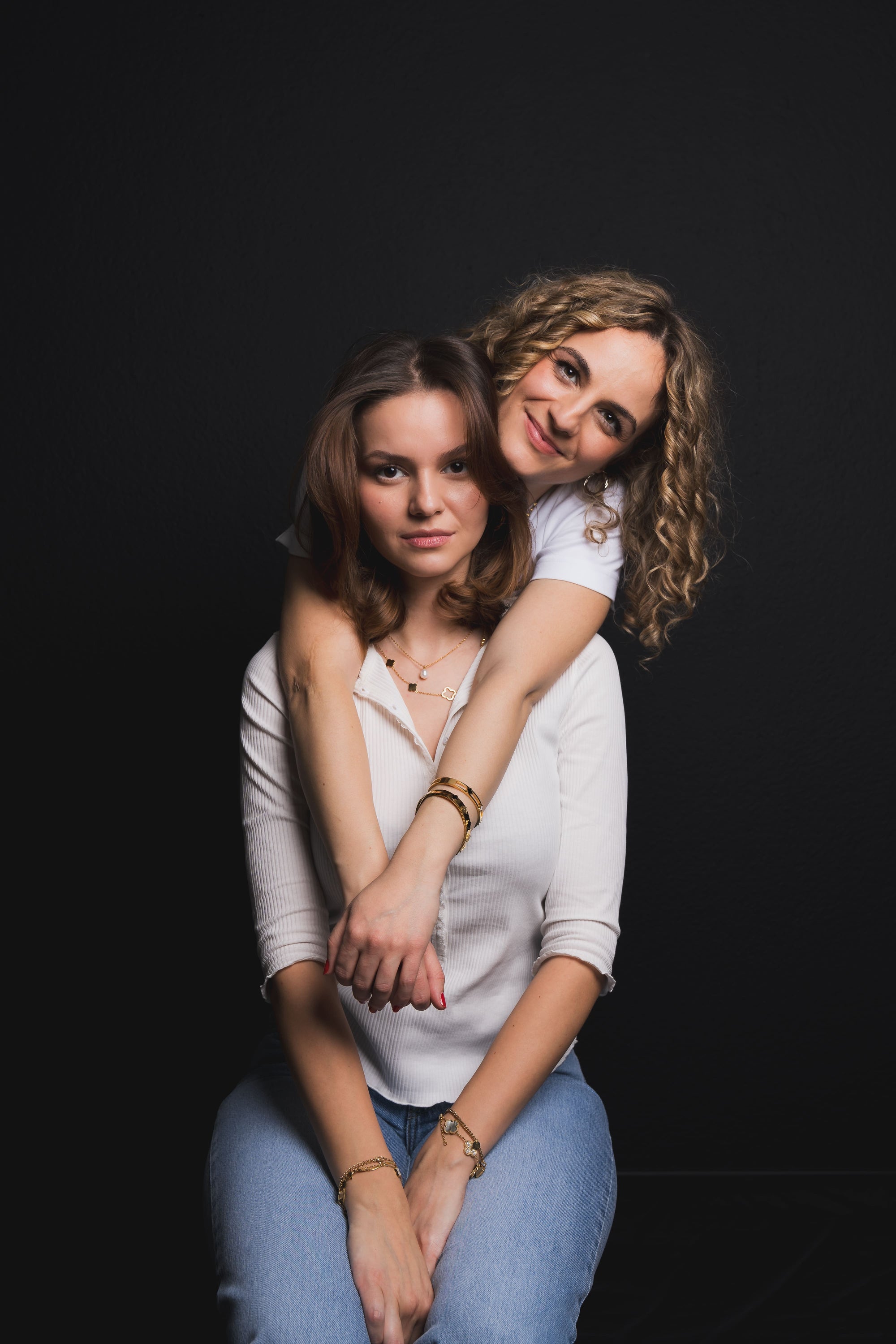 Goldenes Armschmuck mit Perlmutt und Zirkonia-Kleeblättern