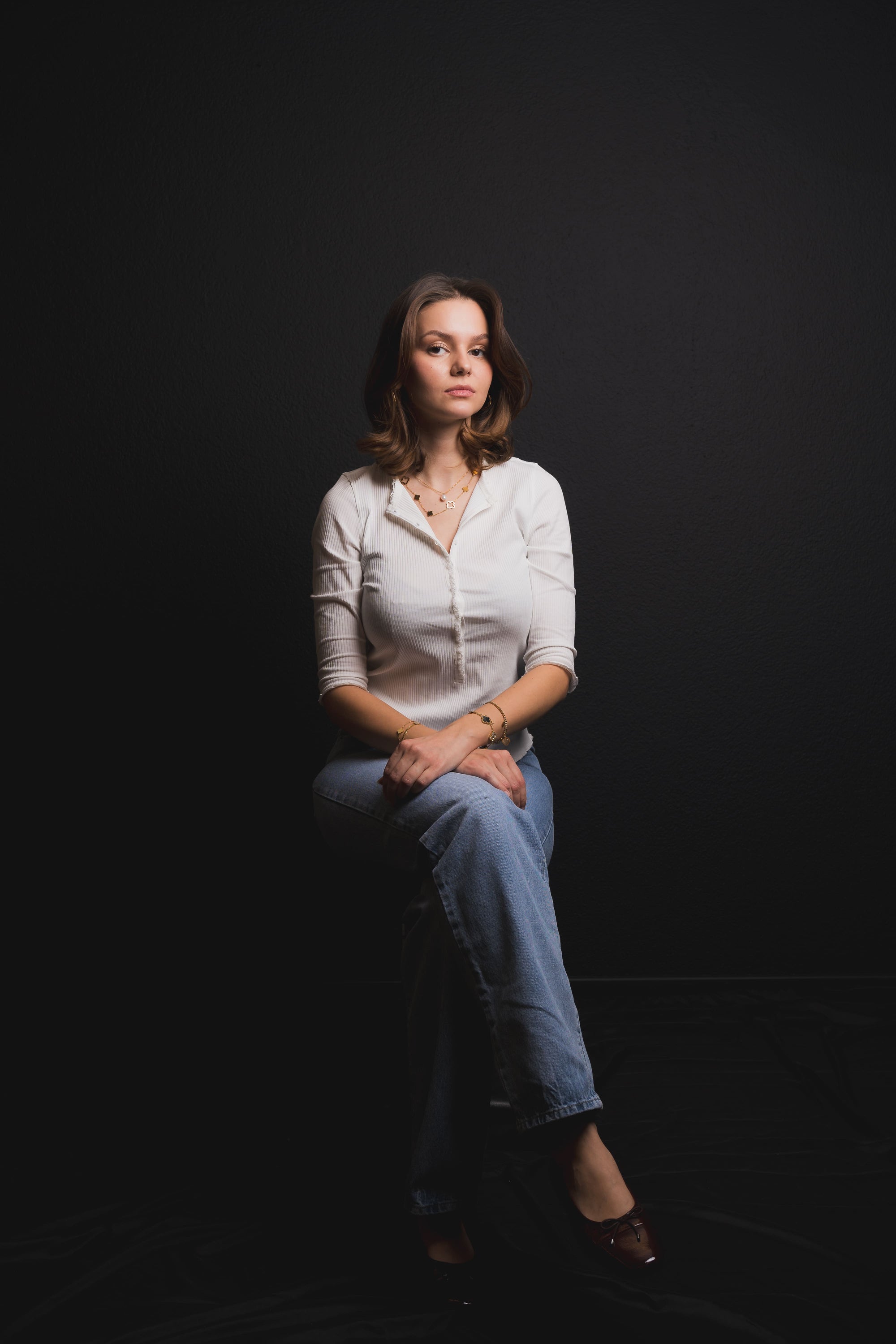 Goldenes Armschmuck mit Perlmutt und Zirkonia-Kleeblättern