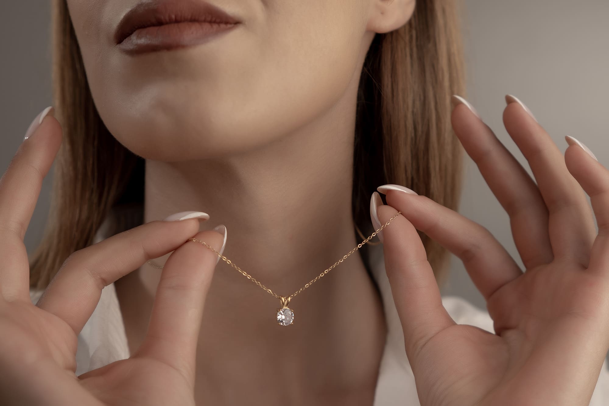 Goldene Halskette mit Zirkonia-Anhänger – Zeitlose Schönheit