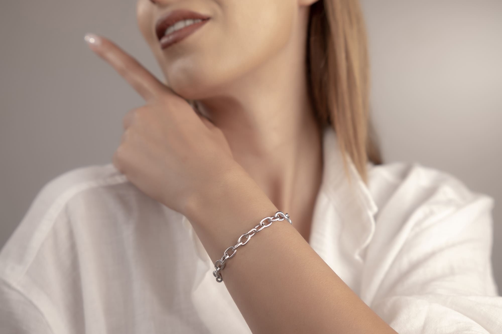 Silbernes Armschmuck mit Gravur "Forever" für eine Ewigkeit