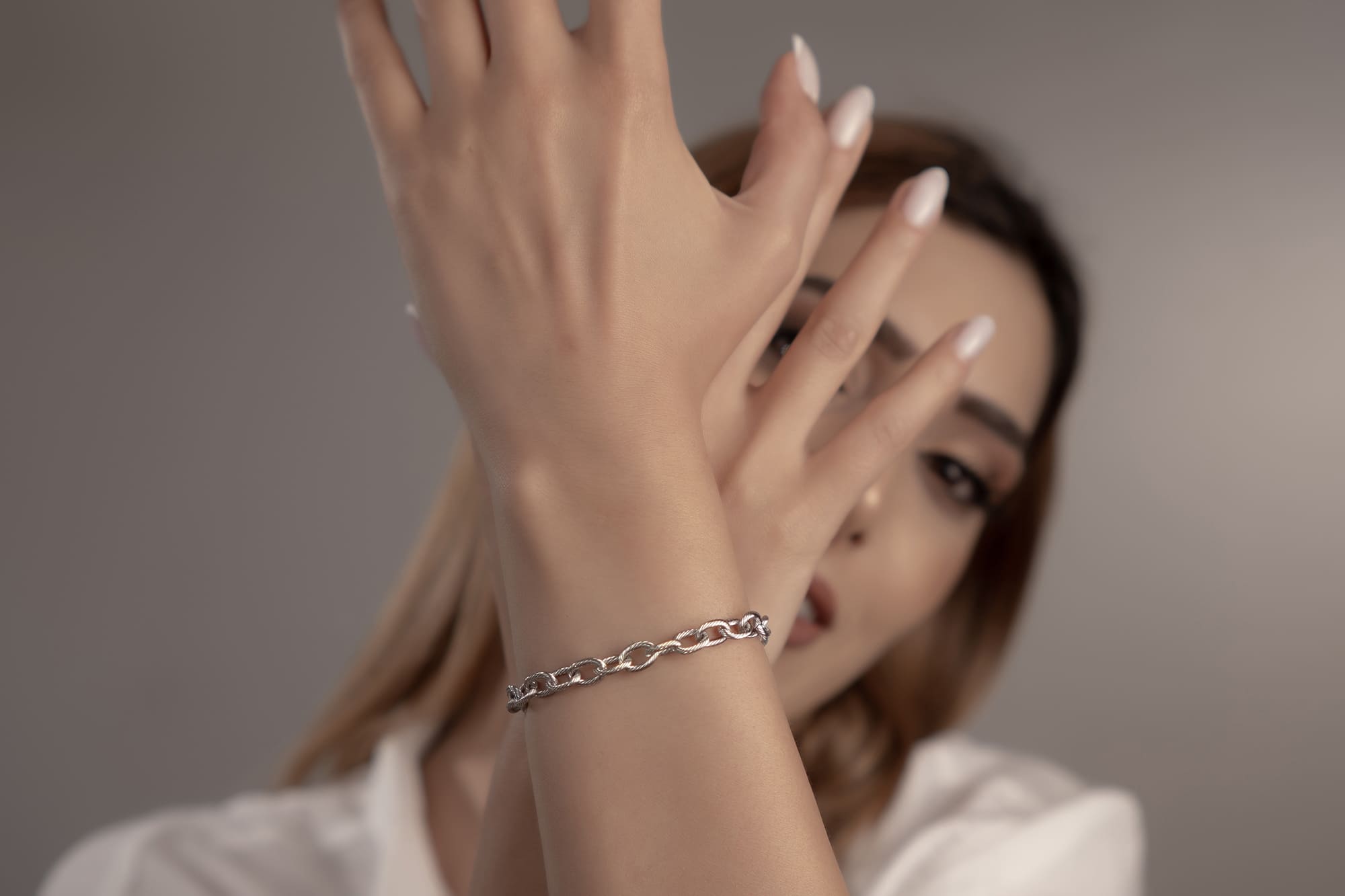 Silbernes Armschmuck mit Gravur "Forever" für eine Ewigkeit