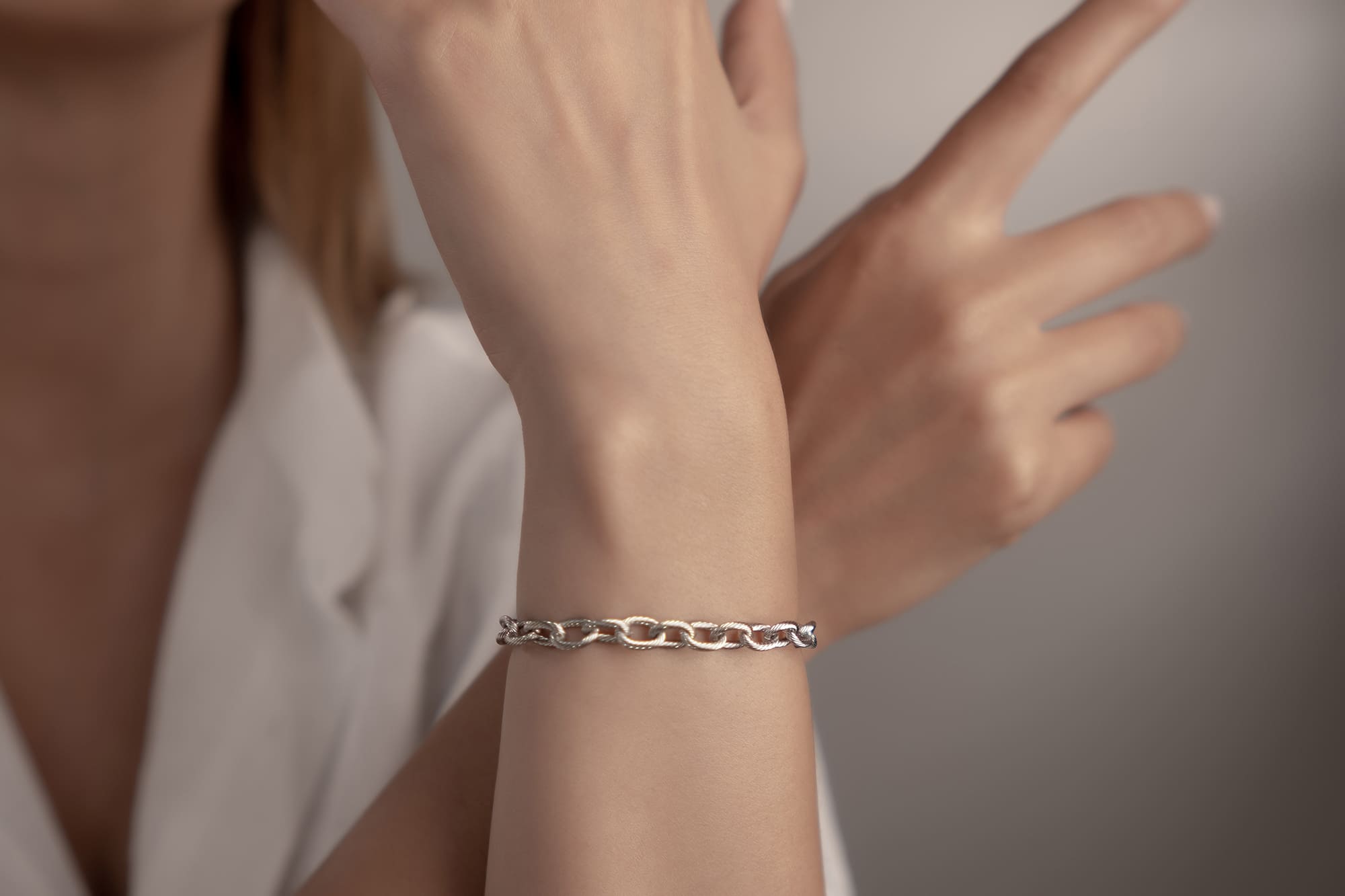 Silbernes Armschmuck mit Gravur "Forever" für eine Ewigkeit