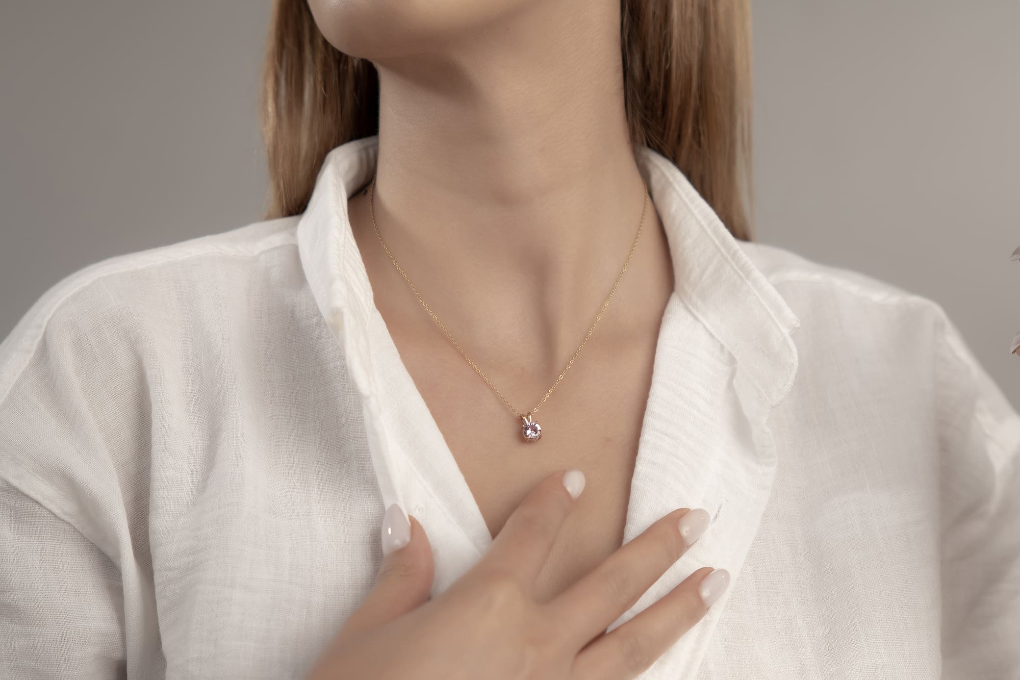 Goldene Halskette mit rosa Zirkonia-Anhänger – Zarte Eleganz
