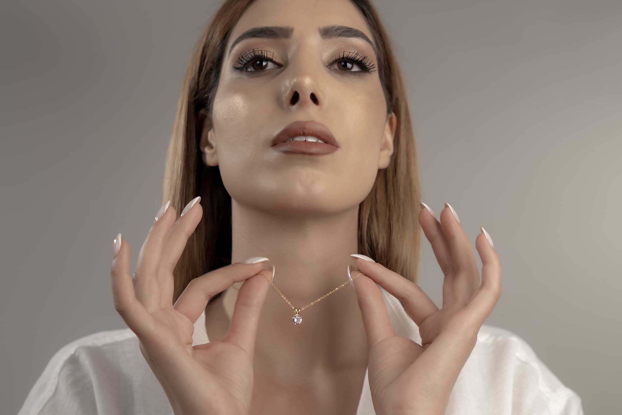 Goldene Halskette mit rosa Zirkonia-Anhänger – Zarte Eleganz
