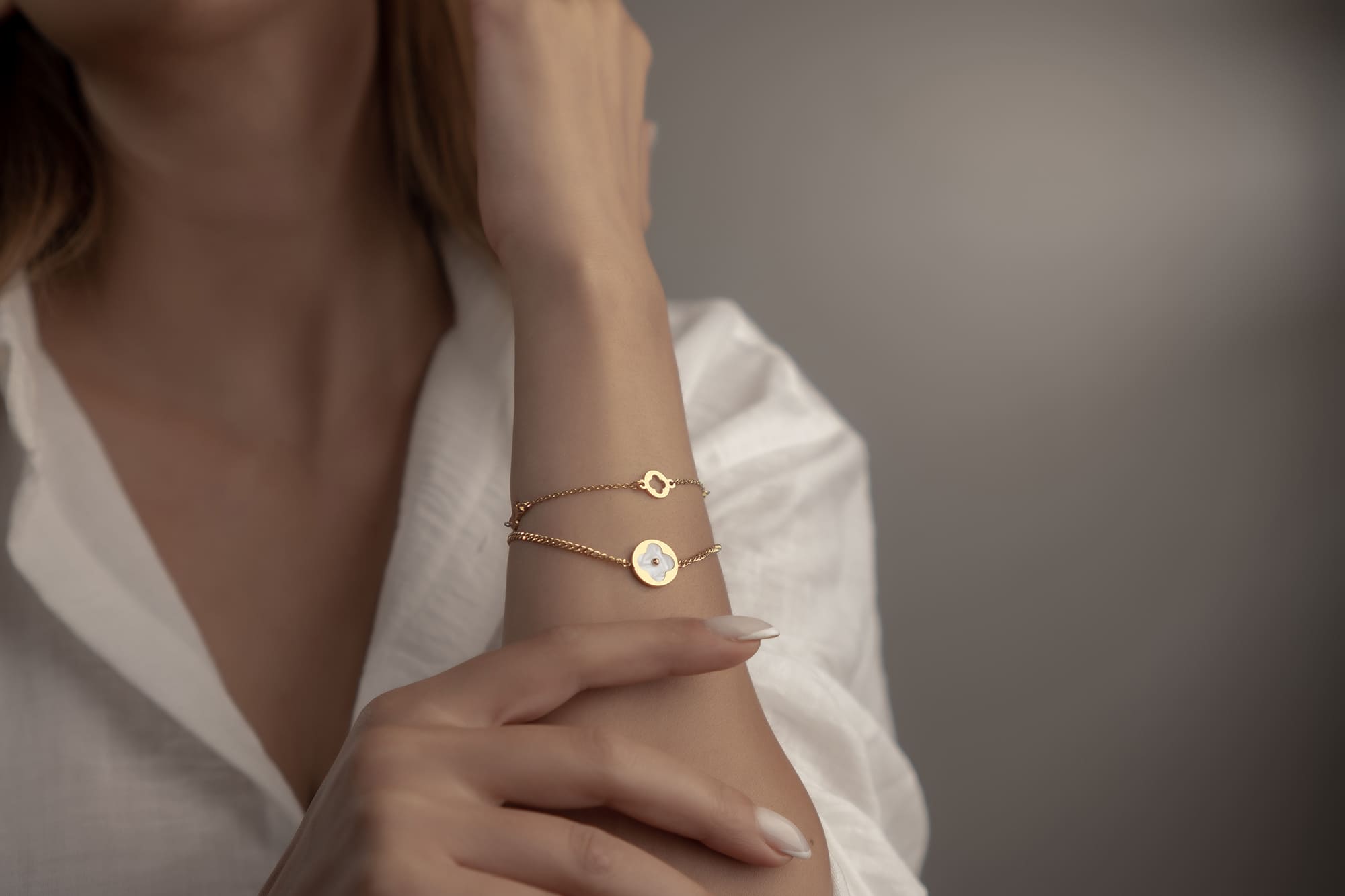 Goldenes Armschmuck mit Kleeblatt-Design und Perlmutt