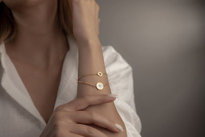 Goldenes Armschmuck mit Kleeblatt-Design und Perlmutt