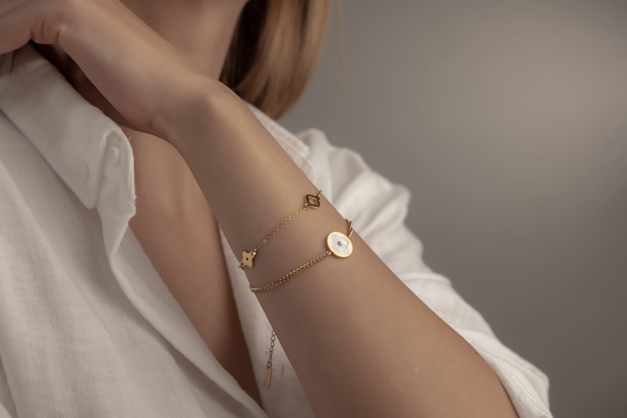 Goldenes Armschmuck mit Kleeblatt-Design und Perlmutt