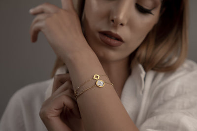 Goldenes Armschmuck mit Kleeblatt-Design und Perlmutt