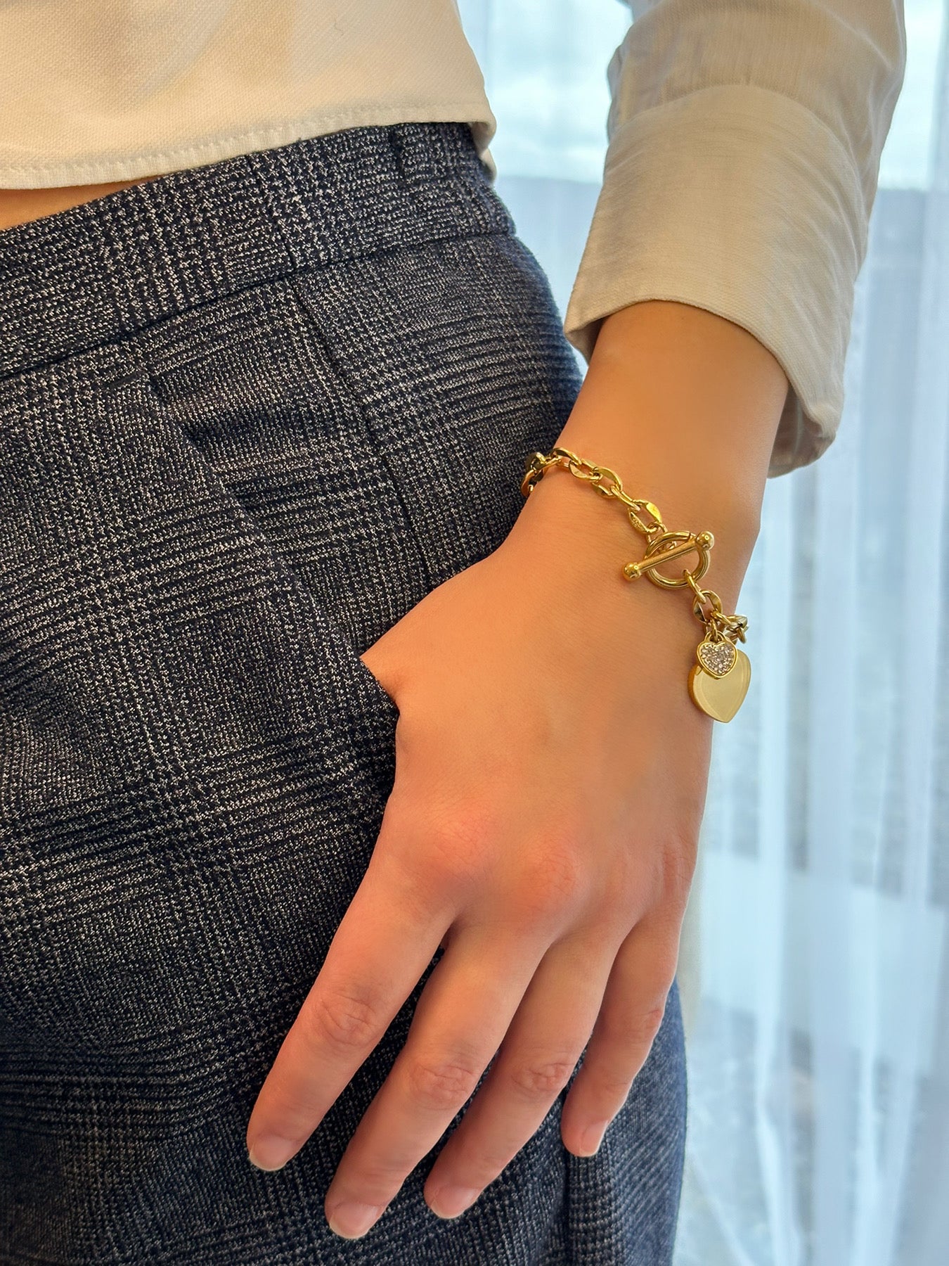 Goldener Damen Armschmuck mit Herzanhängern und Zirkonia