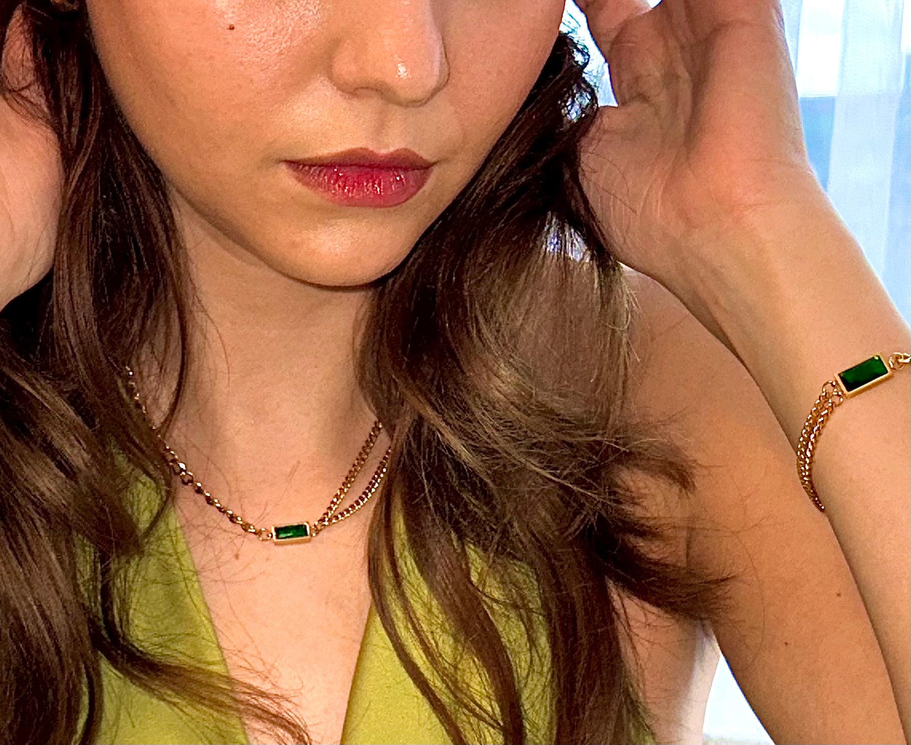 Zweireihige goldene Halskette mit smaragdgrünem Anhänger