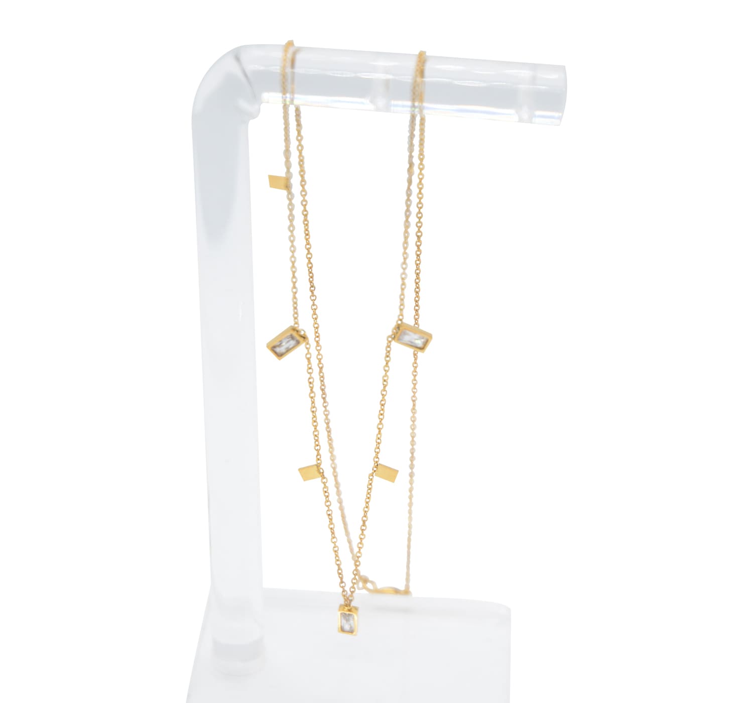 filigrane, goldene Damen Halskette mit Zirkonia und rechteckigem Pailletten-Details-auf dem Bild ist die Halskette hängend auf einer Dekoration zu sehen