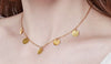 goldene Halskette mit goldenen Pailletten-Anhängern auf einem Model